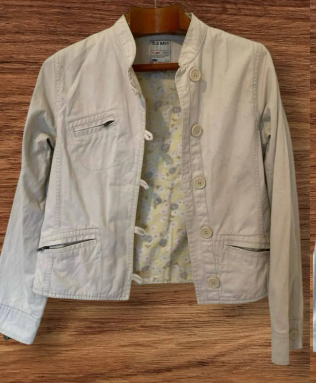 Campera bomber de niña o mujer color crudo, con cierre y bolsillos. Marca Old Navy, talle 16. Ideal para un look casual y cómodo.tiene algunas manchitas por el uso que se ven agrandando la foto cerca (en hombro delantero y alguna otra en la espalda)
hombros 39 
axila 44 
mangas 60 
largo 52 
sisa 22