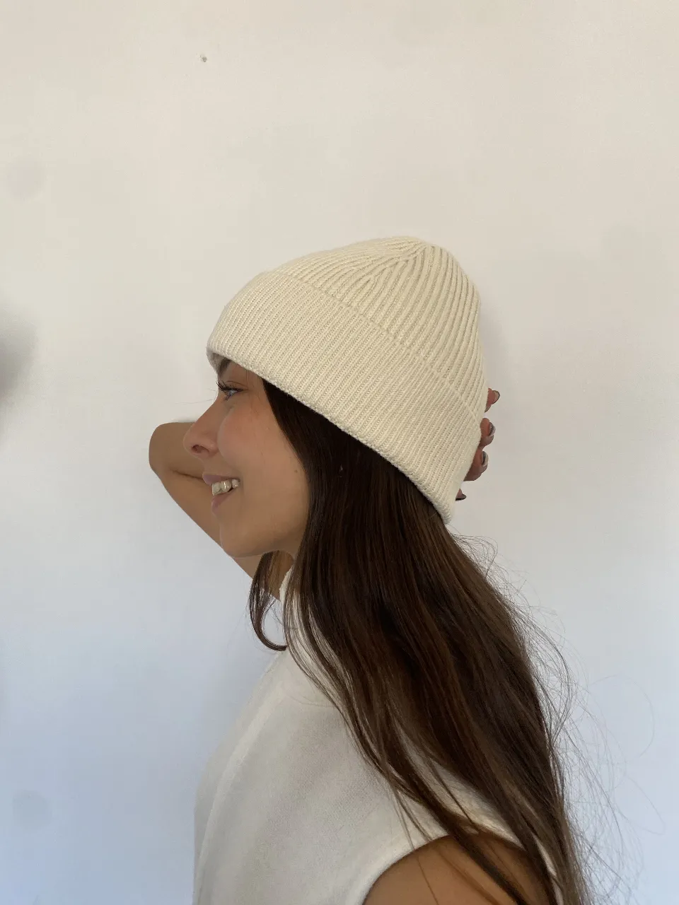 Gorro tejido de lana color blanco, ideal para el invierno. Talle M, de la marca Zara.