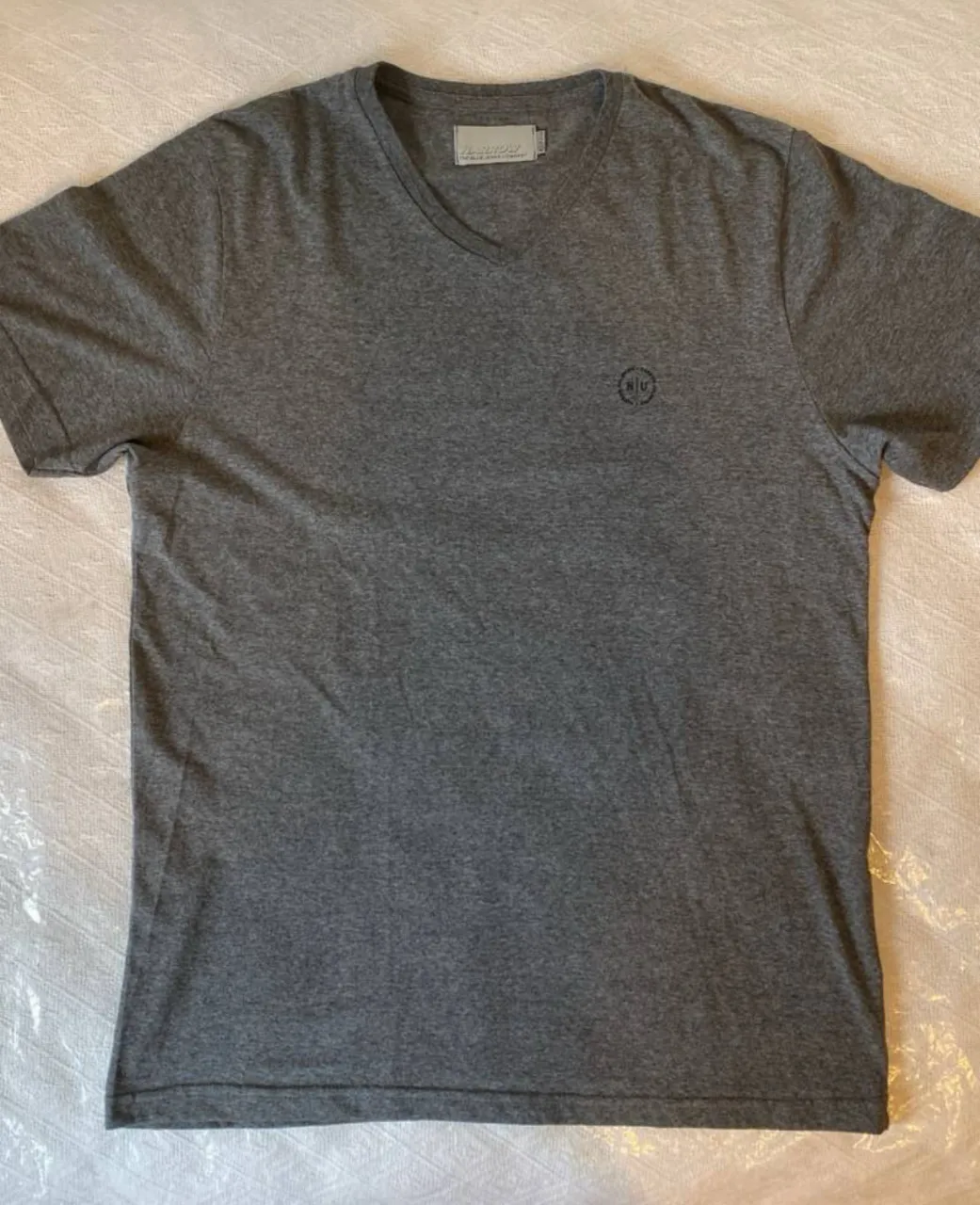 Remera gris de hombre con cuello en V, de la marca Narrow The Blue Jeans Company. Ideal para un look casual y cómodo.
