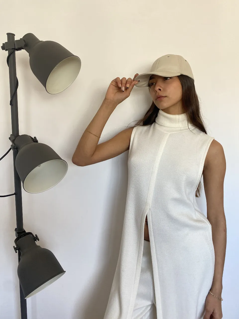 Gorra de cuero color crudo, con visera curva y detalles de costura. Ideal para un look casual y moderno.