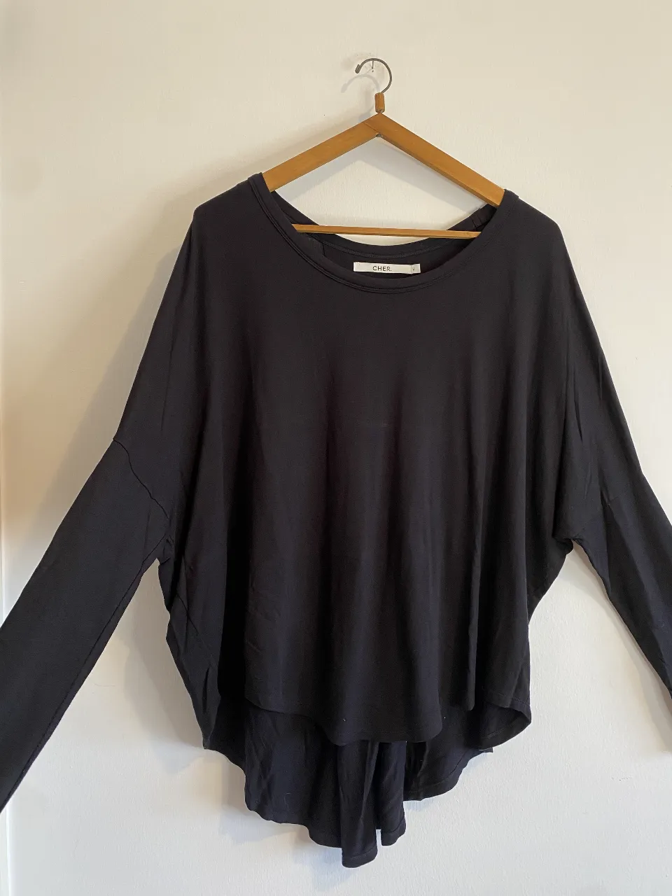 Remerón de manga larga negra de la marca Cher. Confeccionada en tela suave y cómoda, ideal para un look casual y versátil. Cuello redondo y corte holgado. talle único pero va desde M a XXL