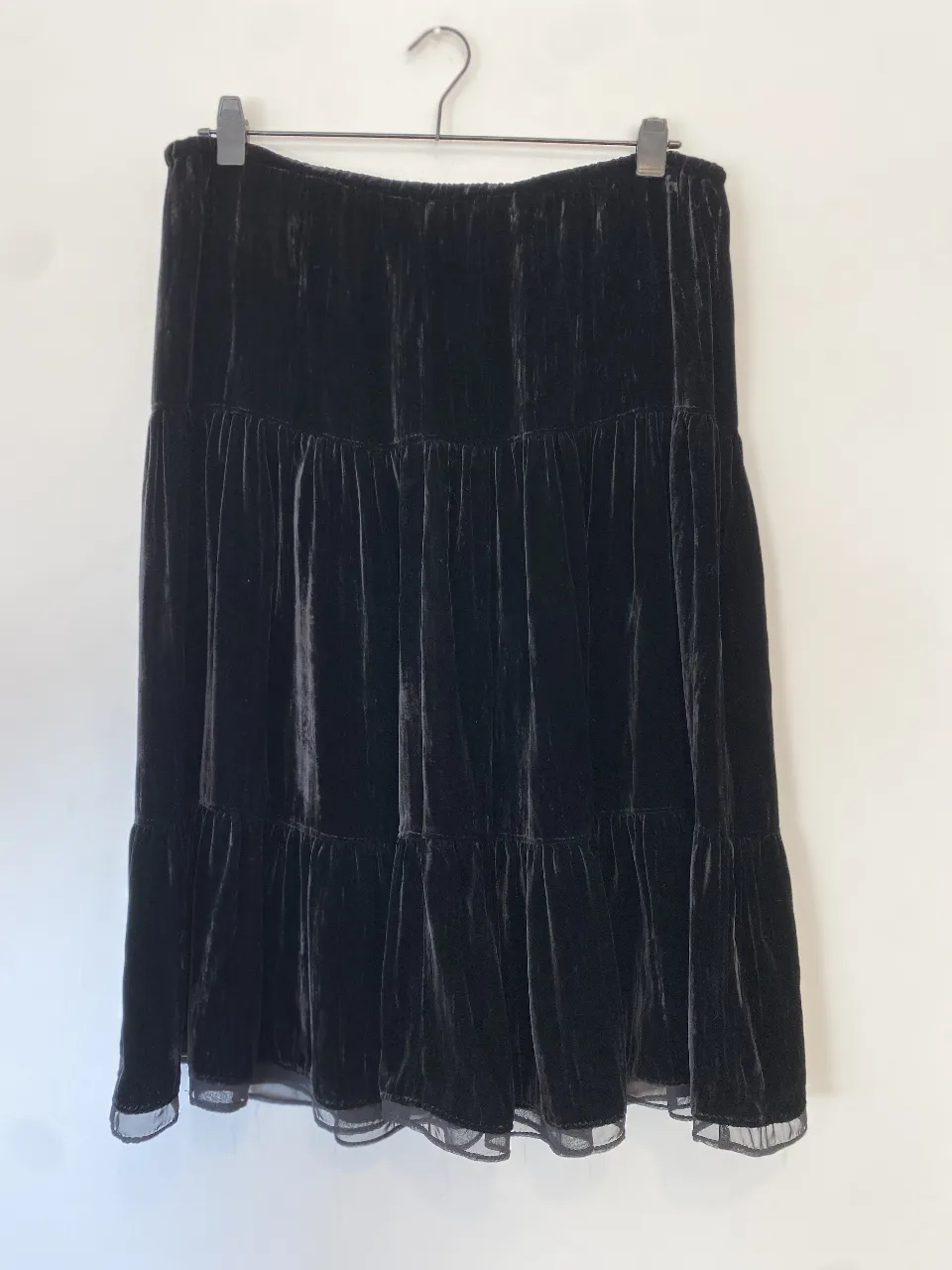 Pollera larga de terciopelo negro, con corte en capas y detalle de tul en el borde. Ideal para un look elegante y sofisticado. Cintura 40-51, largo 71
va para varios detalles