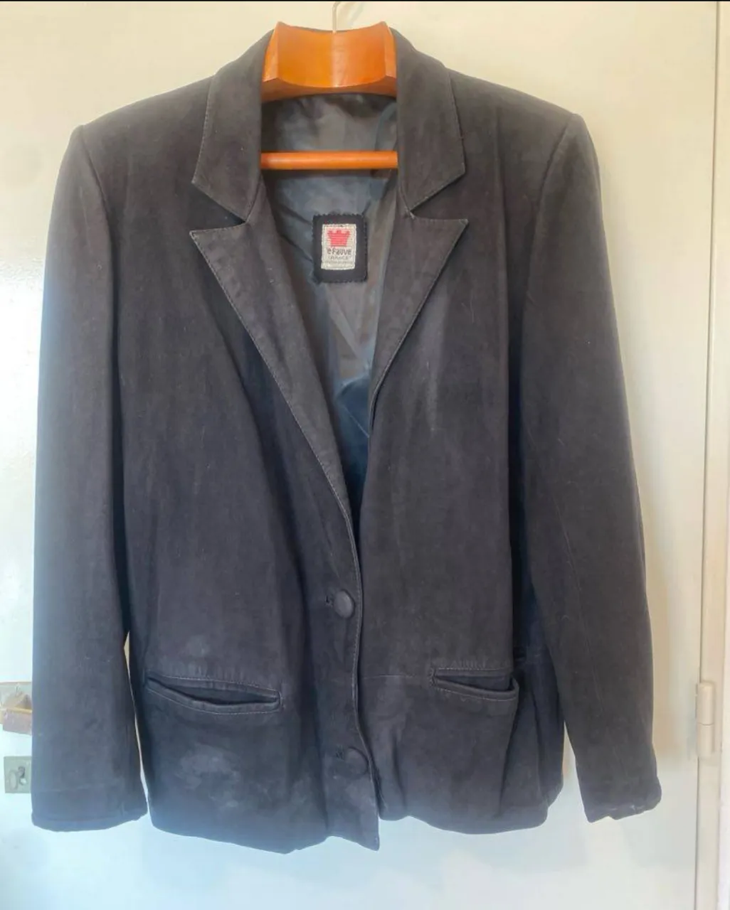 Blazer de gamuza gris oscuro, con dos botones y bolsillos delanteros. Ideal para un look elegante y vintage. por las medidas es un l o xl por favor chequearlas
hombros 42 
axilas 47 
largo mangas 60 
largo 71