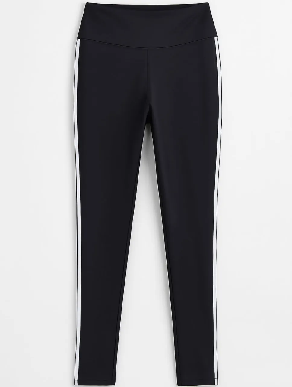 Calzas deportivas negras con franjas blancas laterales y bolsillos. Ideales para entrenar o para un look casual y cómodo.