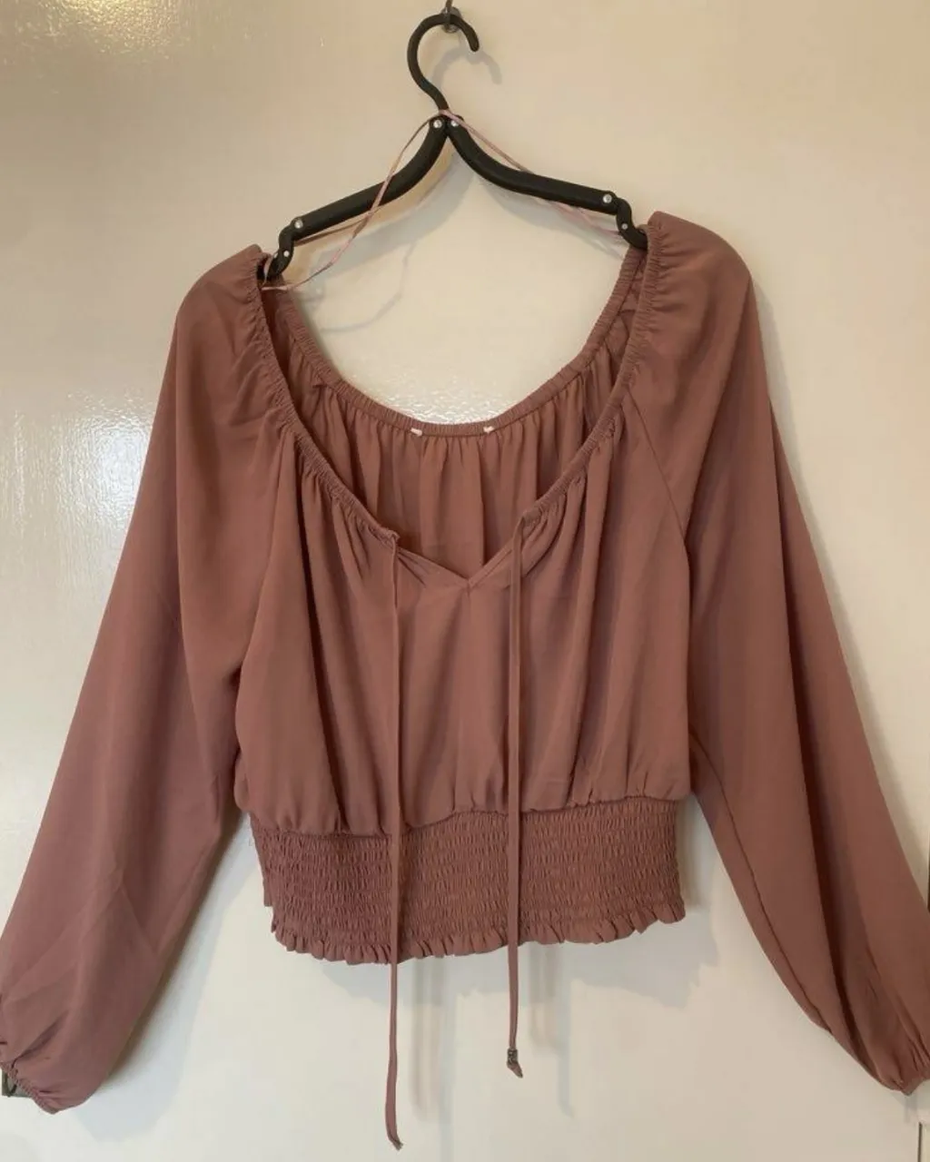 Blusa de manga larga para mujer, color rosa, con detalle de fruncido en la cintura y escote en forma de U. Ideal para un look casual y femenino. máximo axilas 52, largo 51
