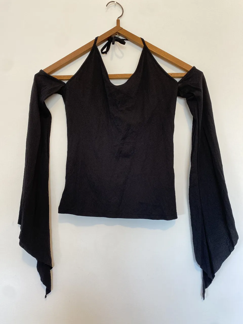 Top halter negro con mangas largas estilo Y2K. Ideal para fiestas o salidas. 