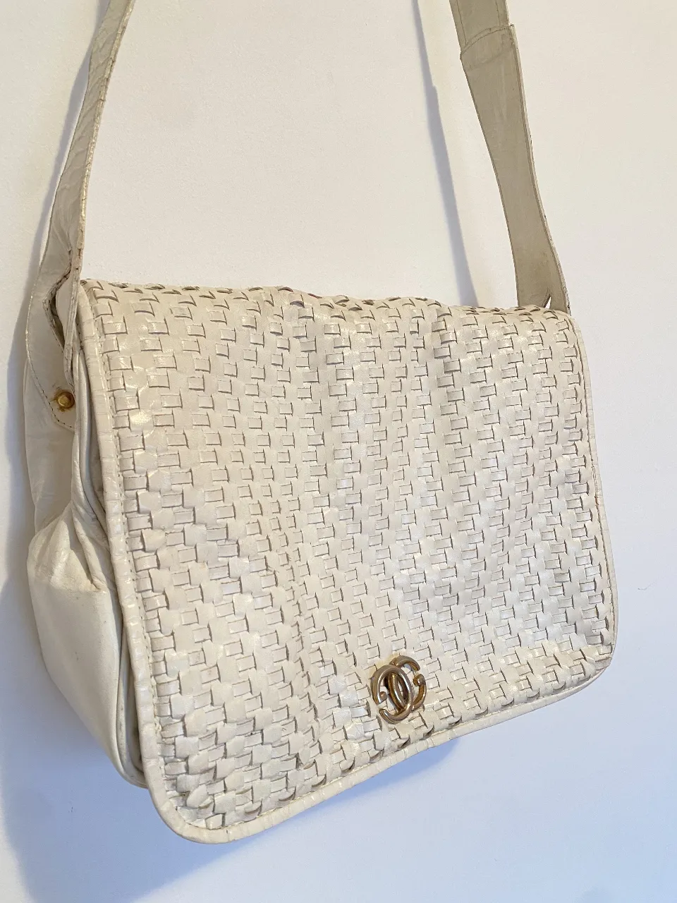 Cartera bandolera blanca con diseño de solapa trenzada. Ideal para un look casual y vintage. 31 × 26, ancho 11, Correa 111
100% vacuno. tiene algunos detalles de desgaste y manchas por eso el precio
