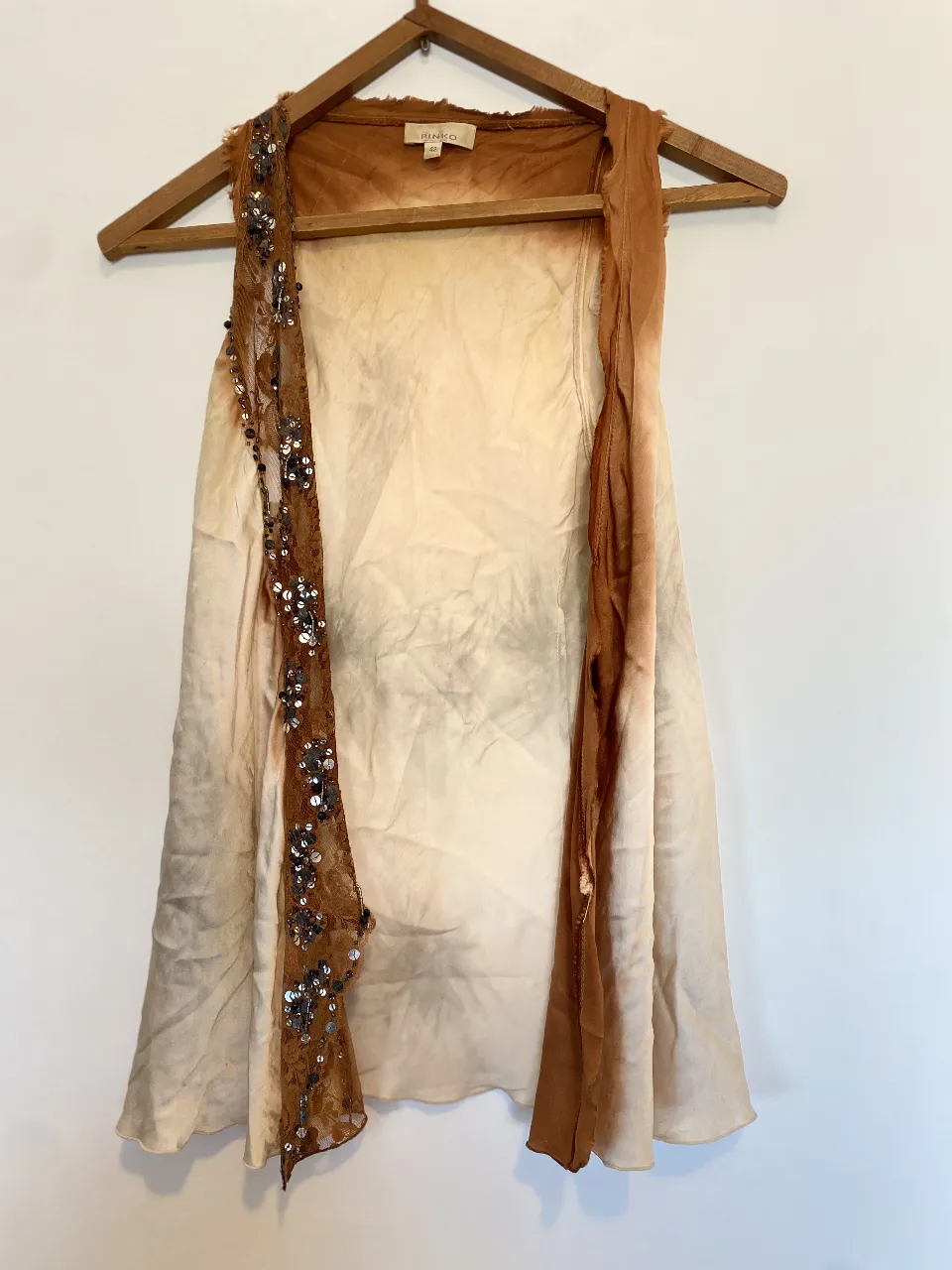 Chaleco de seda con detalles de encaje y lentejuelas, tul y pedrería. Estilo boho chic, ideal para un look de verano. Tenía un lazo para ajustar pero se descosió y tb se cosió el reborde 