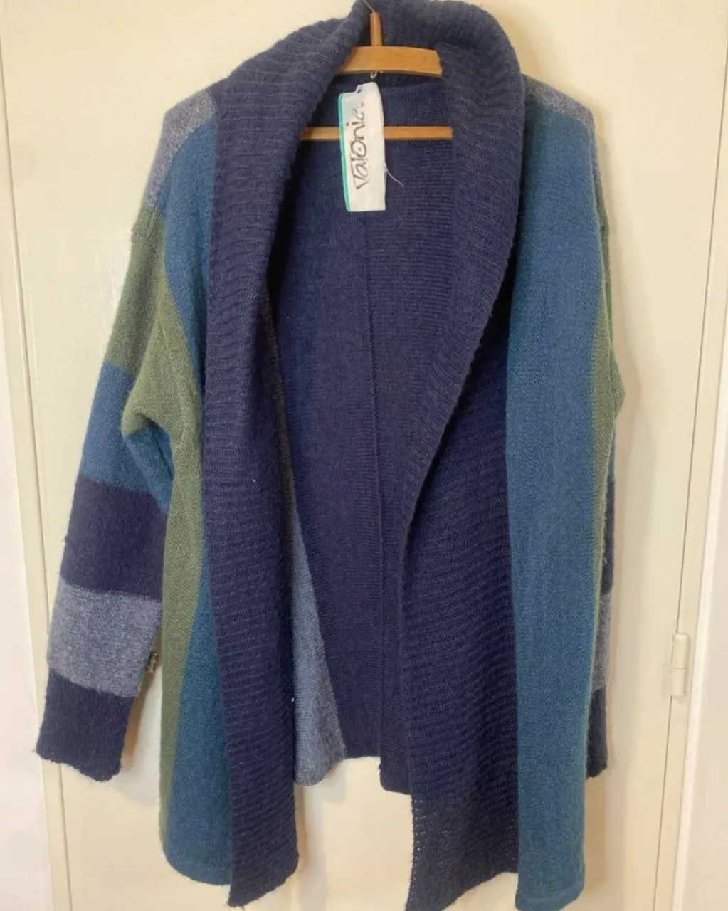 Cardigan de lana con diseño a rayas en tonos azules y verdes. Ideal para un look casual y abrigado. 