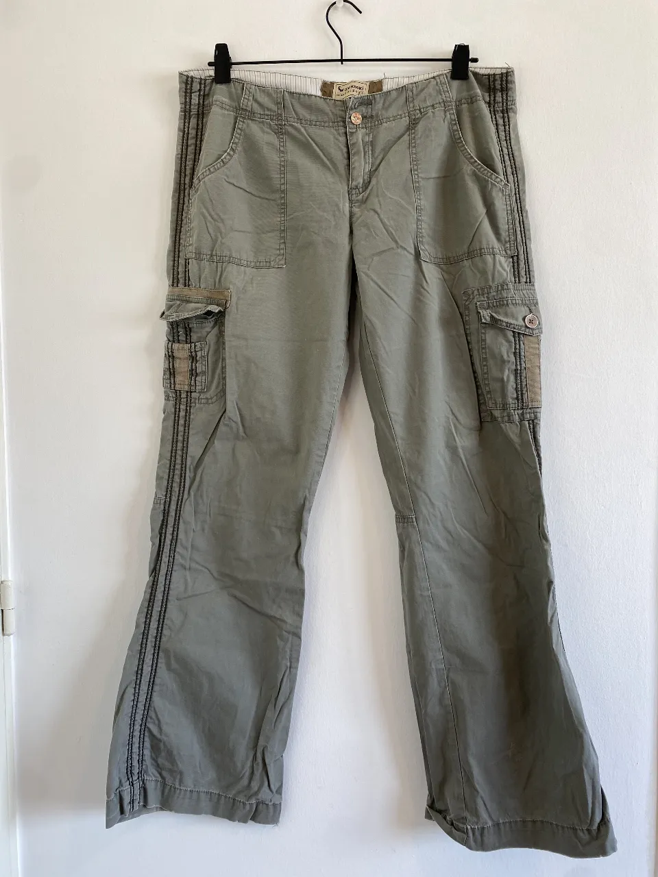 Pantalón cargo verde oliva de mujer, con bolsillos laterales y detalles de costura. Talle 14/38 de la marca Old Khaki. Ideal para un look casual y utilitario. Le faltan tres botones que se ven en las fotos y tiene su uso por eso el precio. Pero como es outdoors tiene para darle mucha más vida. el ruedo tb tiene un poco de desgaste 