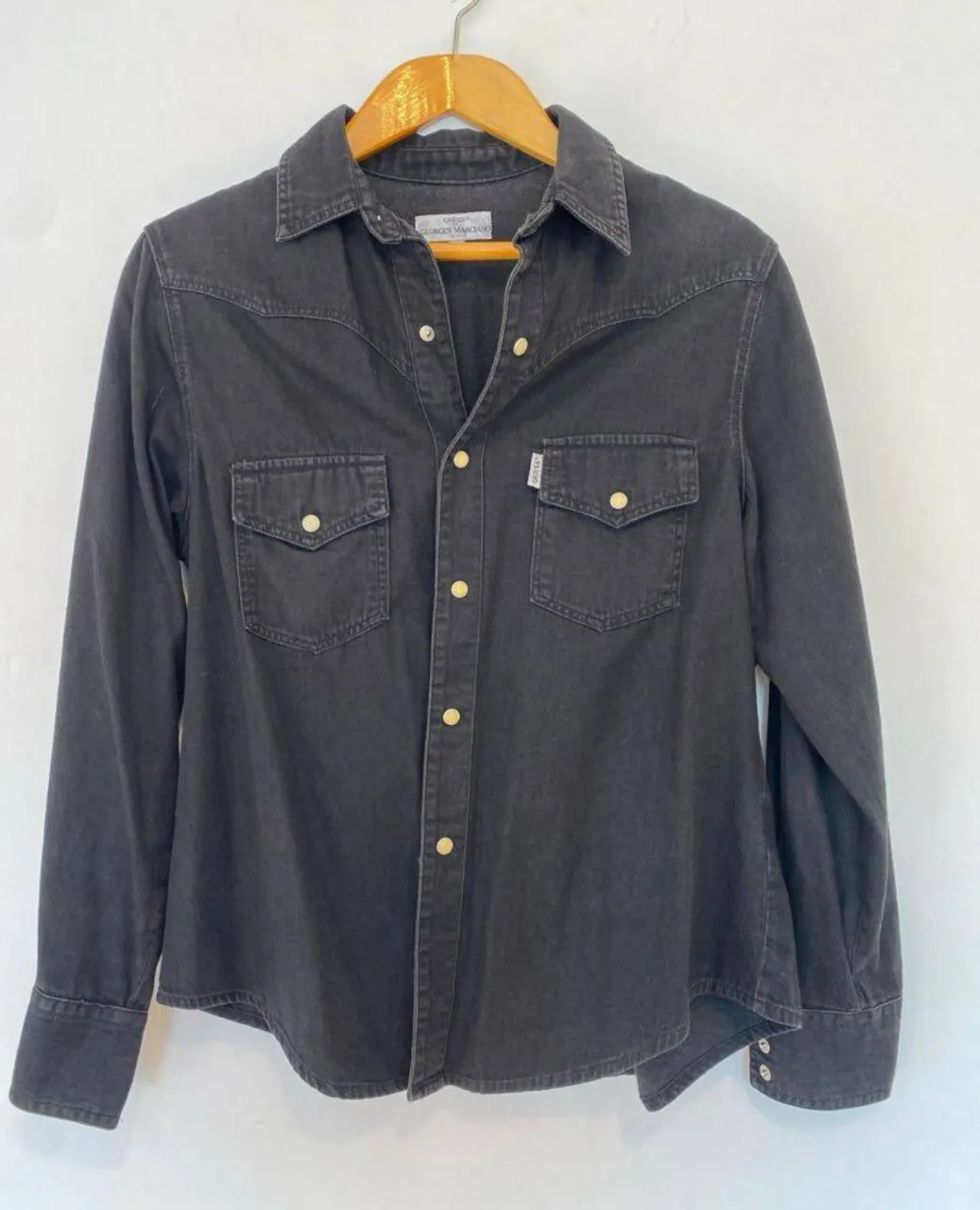 Camisa de jean Guess Georges Marciano, con dos bolsillos delanteros y botones dorados. Ideal para un look casual y moderno.no es elastizada 100% guess original
hombros 42 
axilas 52 
mangas 60 
largo delantero 63 
largo trasero 67
