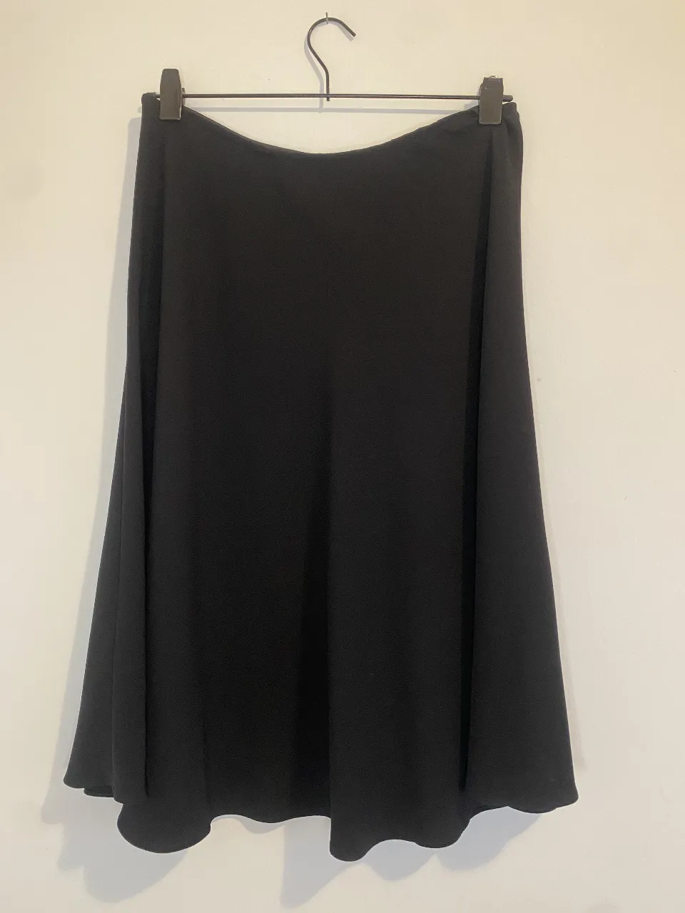 Pollera midi negra importada de Francia. Ideal para un look elegante y versátil. Confeccionada en un tejido suave y fluido, perfecta para combinar con diferentes estilos y ocasiones. cintura 40, largo 67. No dice la marca ya que está cortada la etiqueta