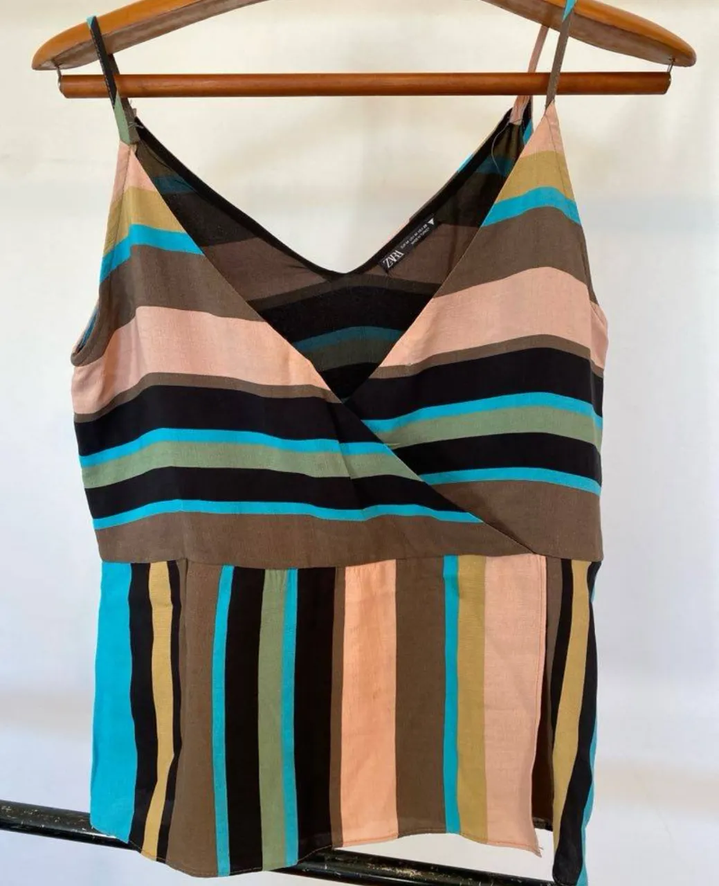 Top de mujer con diseño a rayas en tonos marrón, negro, celeste y rosa. Marca Zara, talle M. Ideal para un look casual y fresco.