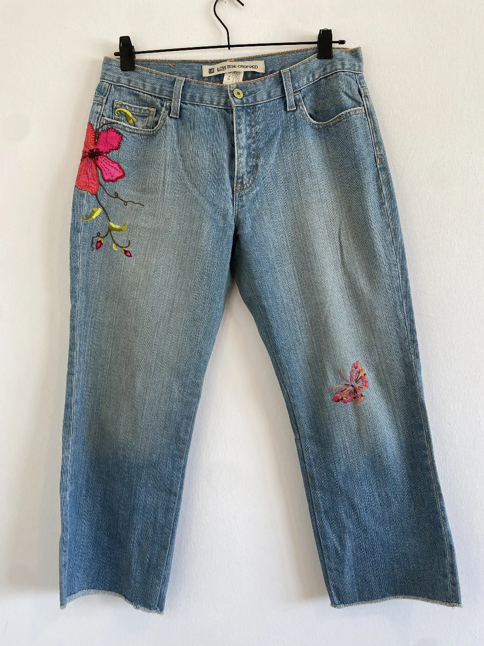 Jeans GAP Low Rise Cropped de mujer, celeste claro con bordados florales y de mariposa. Talle 10 US. cintura 42, tiro delantero 23,  tiro trasero 37, largo 85. tiene elastano así que cede un poco 