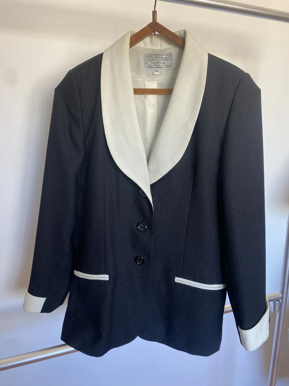 Blazer de mujer negro con solapas y detalles en blanco. Corte clásico, ideal para un look formal o de trabajo. Confeccionado con un diseño elegante y atemporal.
Hombros 38, axilas 47, mangas, 57, largo 65