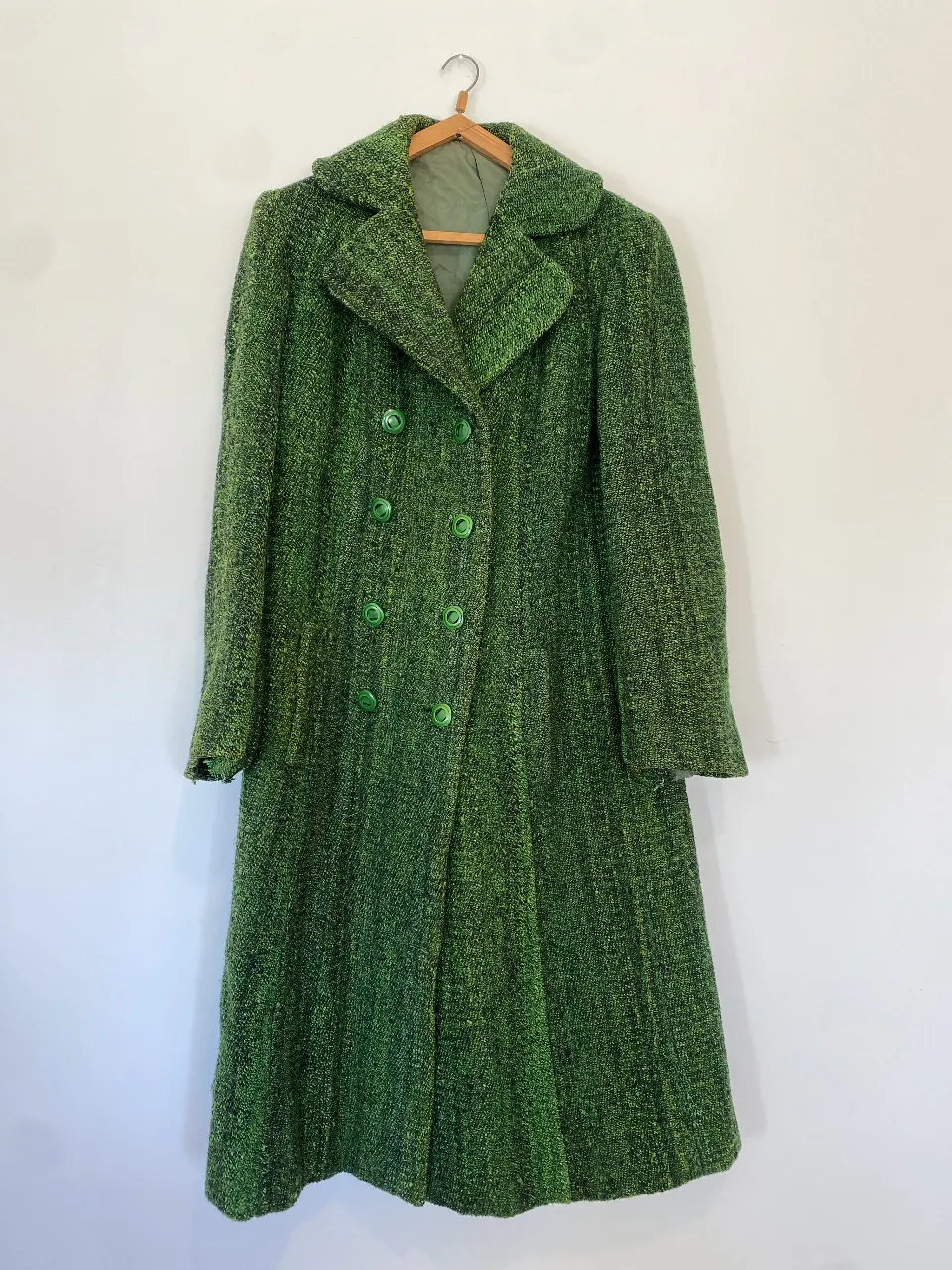 Tapado largo de tweed verde, con botones y solapas. Ideal para un look vintage y elegante en invierno. tiene descosidas las axilas y el forro de las mangas x eso el precio pero es increíble la calidad y lo que pesa! axilas 52cm, hombros 41, largo 118