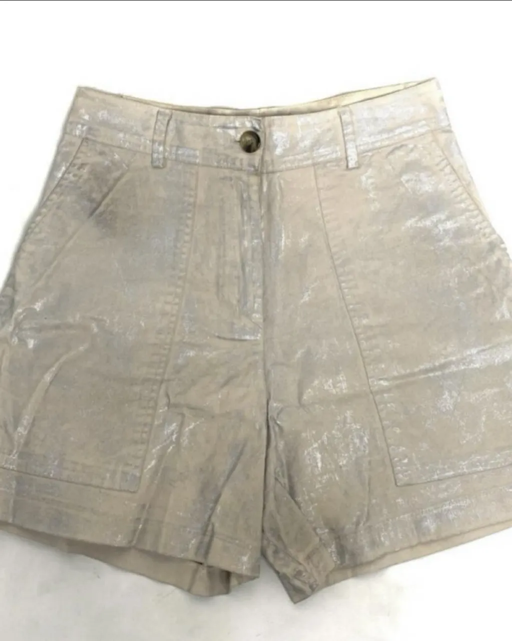 Shorts de mujer tiro alto con efecto metalizado. Talle 38. Ideal para un look moderno y canchero. talle 38
cintura 38
cadera 50 aprox (a la altura de las bolsillos)
largo 42
