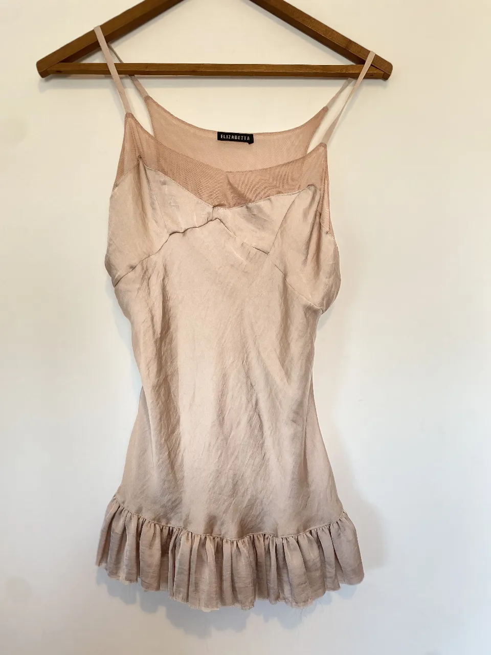 Top de seda color rosa con detalle de volados en el bajo y espalda con lazo. Ideal para una salida o evento especial. Axilas máximo 42,  cintura Max 40, largo desde el bretel 57. Detalle de ruedo desflecado