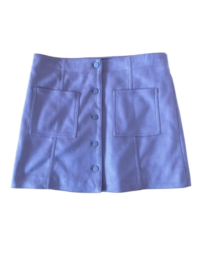 Pollera de gamuza sintética color lila, con botones y bolsillos delanteros. Talle M de Forever 21. Ideal para un look casual y moderno.cintura 39 cadera 47 largo 37