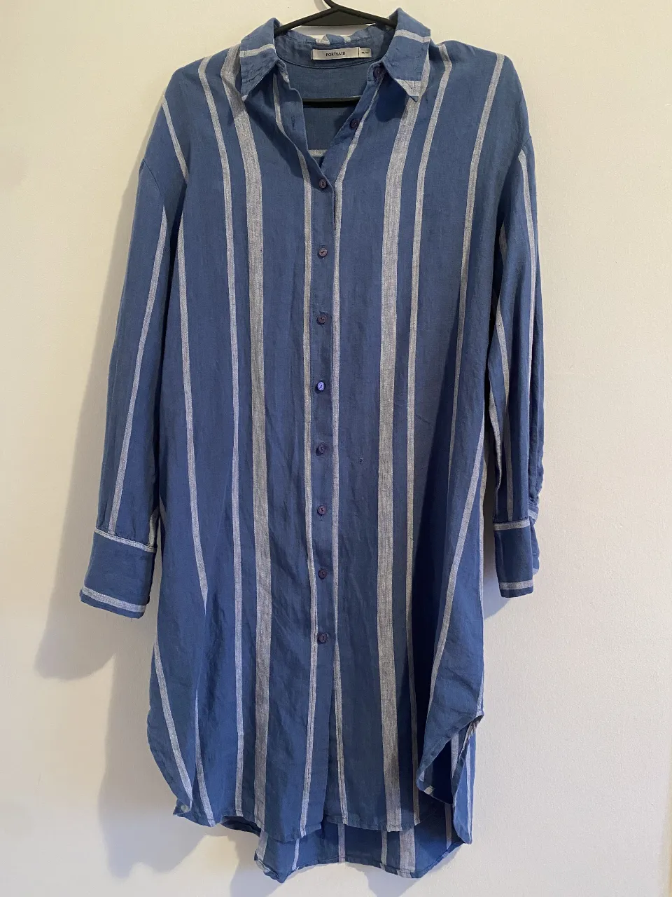 Camisola  a rayas verticales en tonos azul y blanco, ideal para un look fresco y casual. Perfecta para el verano. talle xs pero amplio. solo tiene unas mini marquitas que se ven en la tercer foto
