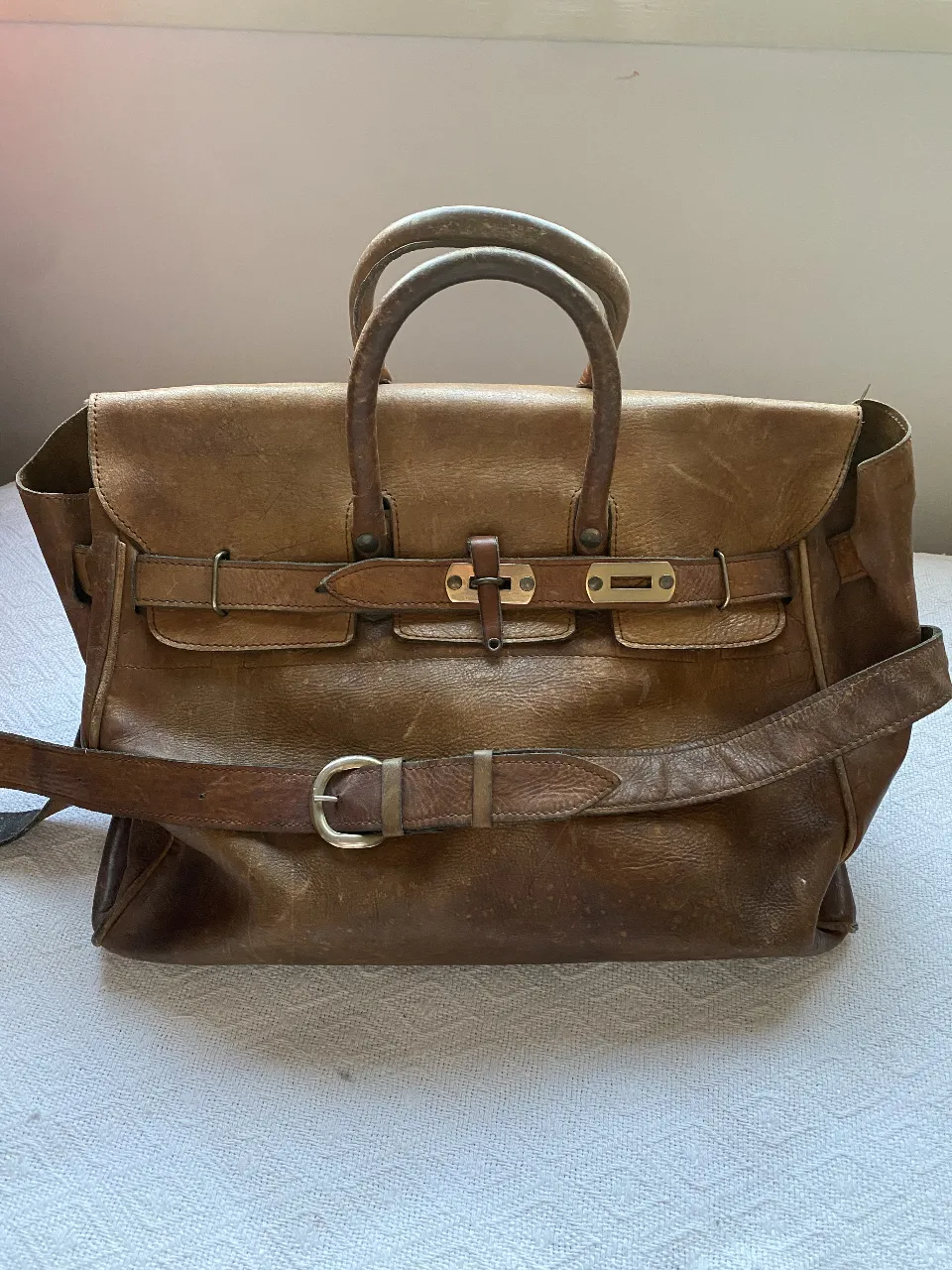 Bolso de viaje de cuero marrón vintage, con detalles de hebillas y correa ajustable. Ideal para viajes con estilo y un toque retro. 100% cuero del bueno.  súper espacioso, una joya!
La base mide 43 × 20cm, alto 32cm 