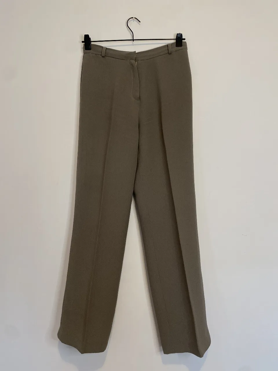 Pantalón sastrero de mujer, color khaki. Corte recto, tiro medio. Ideal para un look elegante y versátil. Cintura 38 largo 106