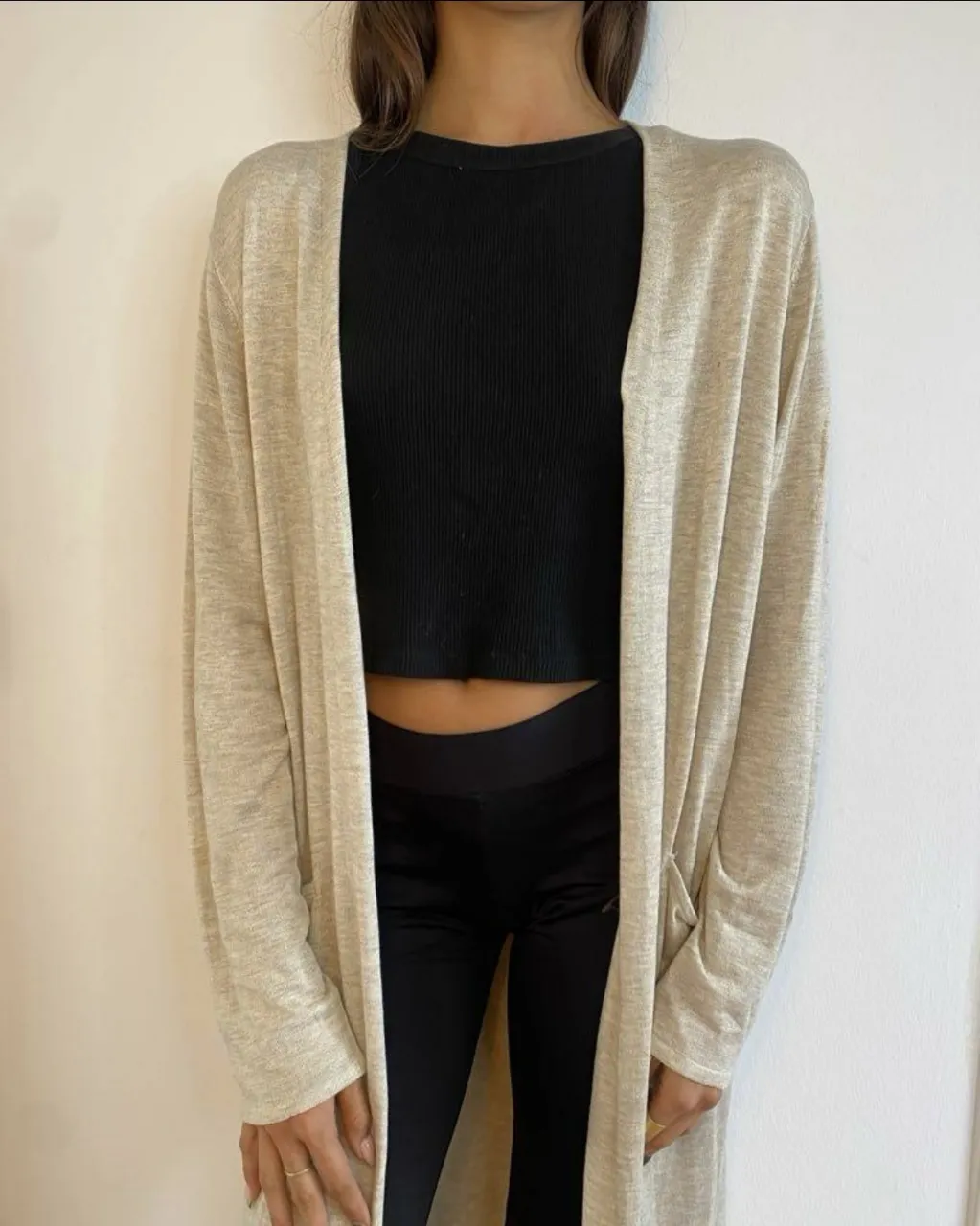 Cardigan largo de mujer, color crudo, con bolsillos delanteros. Ideal para un look casual y cómodo. Único detalle las manchitas de un costado 