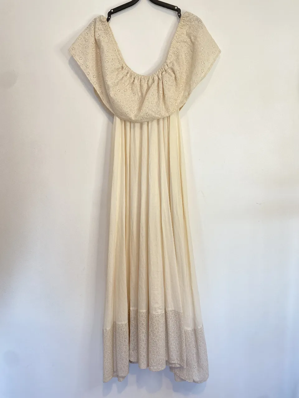 Vestido largo de mujer estilo boho, color crudo. Con detalles de encaje y escote off-shoulder. Ideal para un look fresco y relajado. Tiene alguna manchita que se  muestran en las últimas fotos Axilas Max  55, largo desde el centrodel escote 98