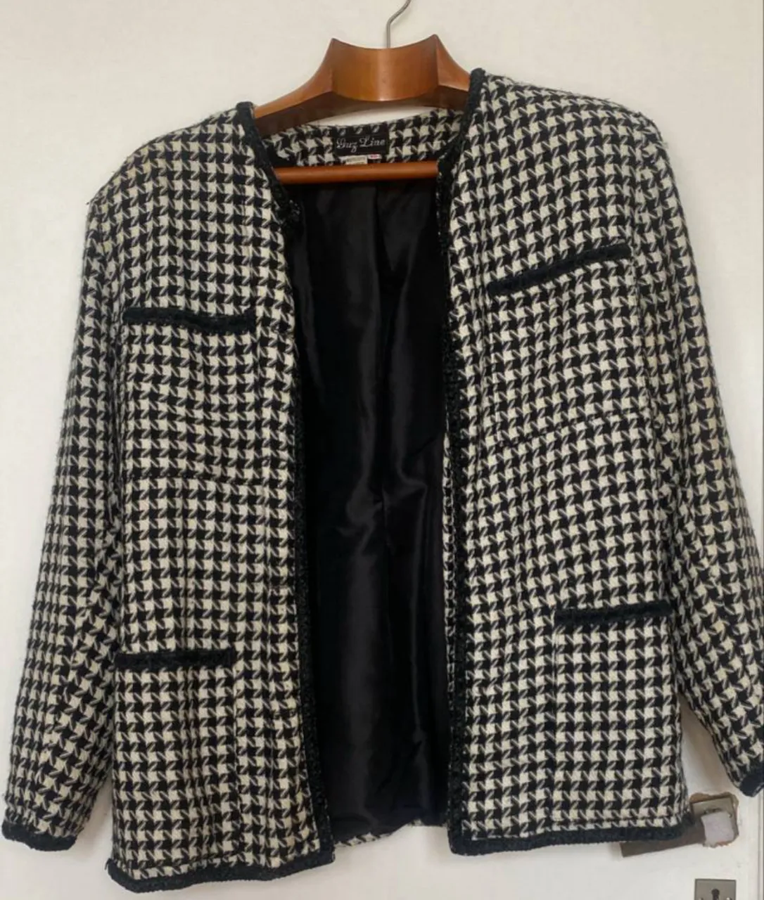Chaqueta blazer de mujer con estampado de pata de gallo en blanco y negro. Posee dos bolsillos delanteros y ribetes negros. Ideal para un look elegante y sofisticado. tiene el forro vuelto a coser pero  se puede mejorar 
hombros 47 aprox 
manga 57 
largo 68h