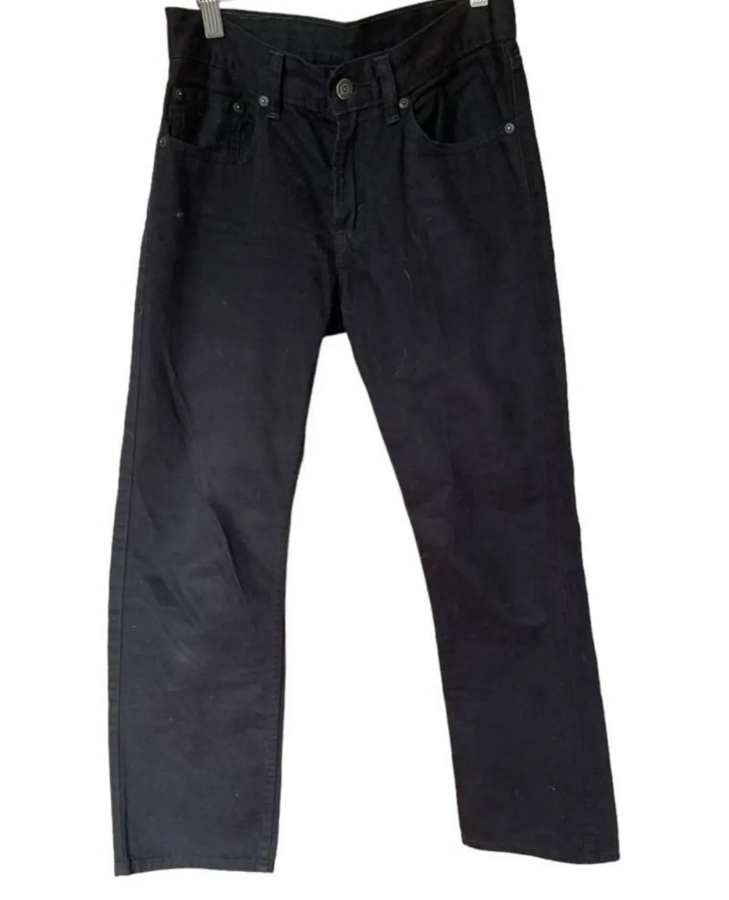 pantalón recto negro de la marca Levi's, regular fit,  ideales para un look casual y versátil. Tiro medio, perfectos para combinar con cualquier outfit. cintura 35, cadera a la altura del tiro 48, largo 90. 