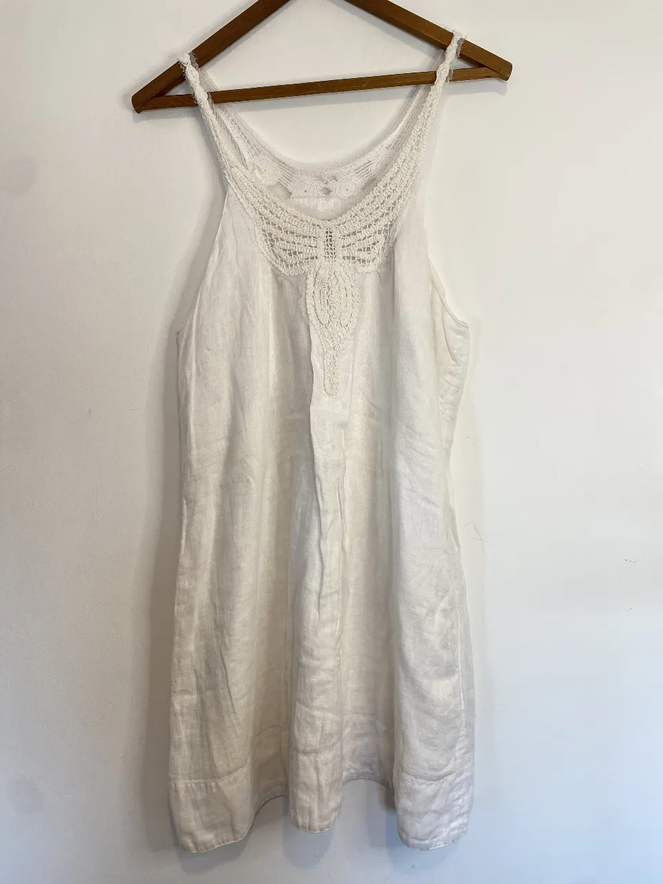 Vestido midi blanco de lino con detalles de crochet y tul en el escote y tirantes. totalmente forrado de la marca danesa Peppercorn. Ideal para un look fresco y veraniego. Dice talle M pero va hasta un XL ver medidas
Axilas 50, largo sin contar los tirantes 83