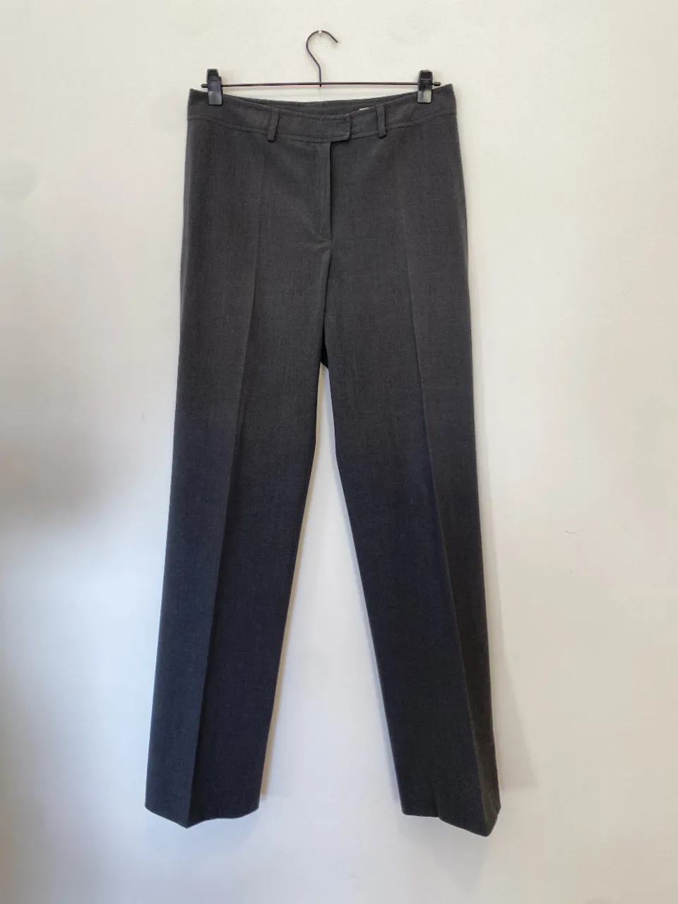 Pantalón de vestir gris para mujer, talle 44. Corte recto, ideal para un look formal o de trabajo. Marca à la page. Cintura 40, largo 110