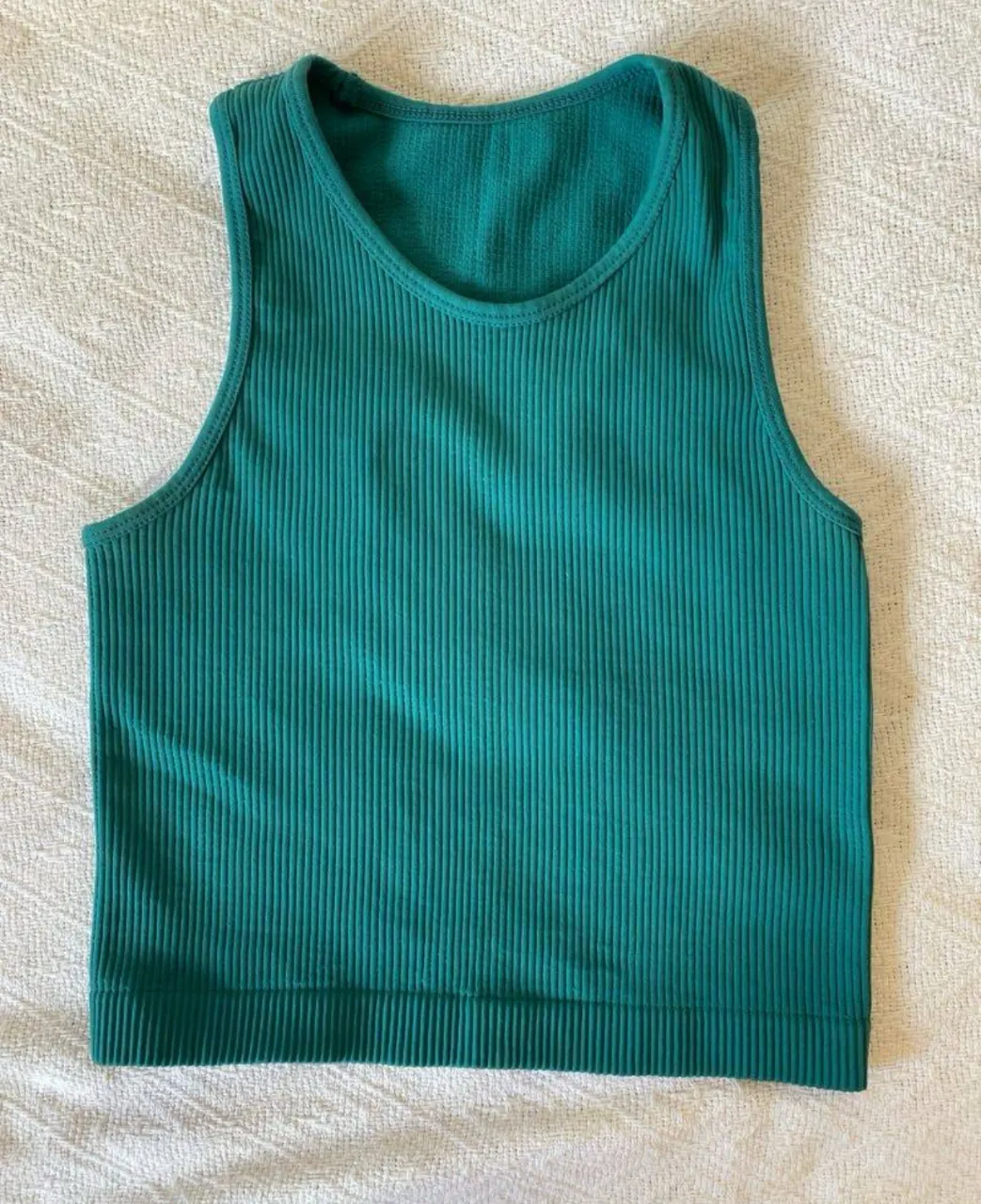 Top deportivo de tejido acanalado en color turquesa. Ideal para entrenamientos o uso casual. Diseño sin mangas y cuello redondo. talle único.  axilas 30, largo 39 (sin estirar) 