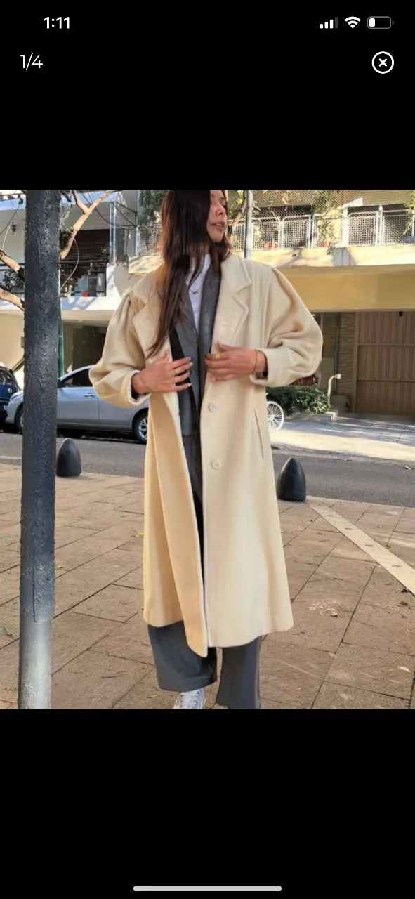 Sobretodo largo 100% lana color crudo con mangas abullonadas. Ideal para un look elegante y abrigado en invierno. importado de USA y nuevo (Aún conserva los bolsillos cosidos) 
