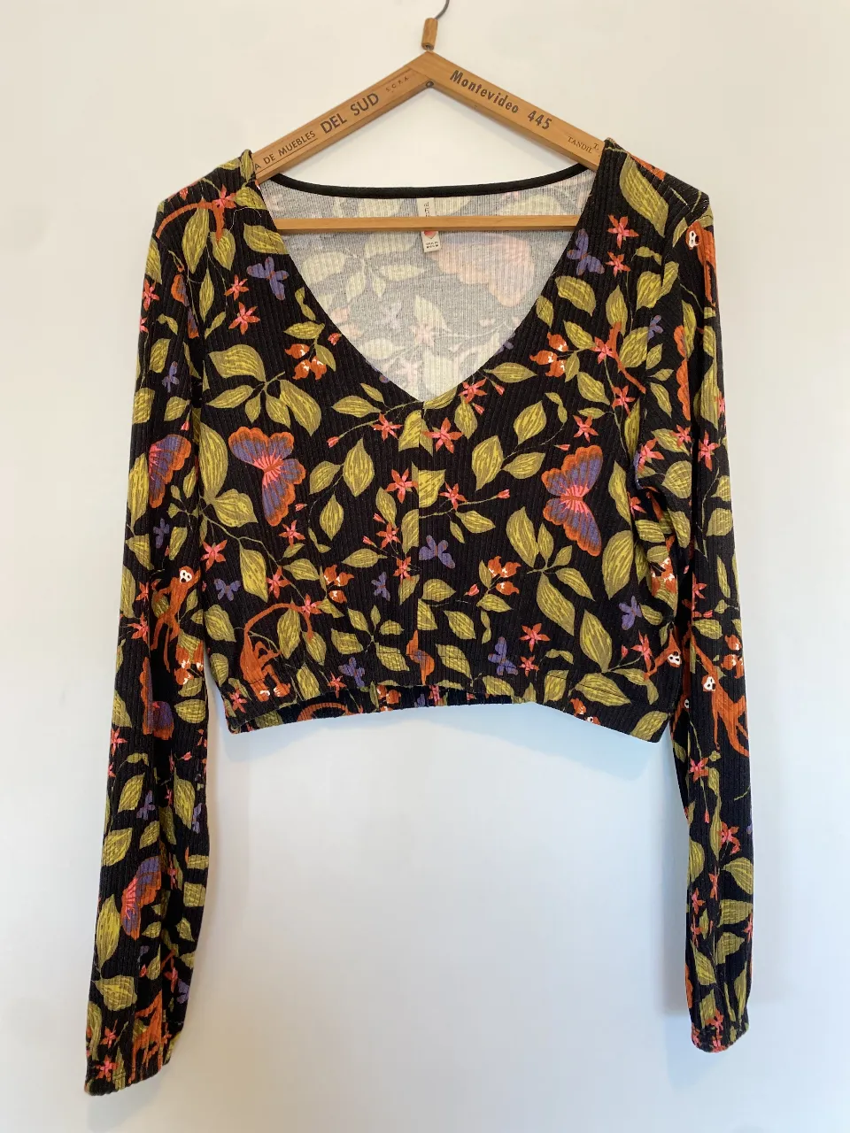 Blusa de manga larga con estampado floral y corte crop. Ideal para un look bohemio y casual. Confeccionada en tela suave y cómoda.