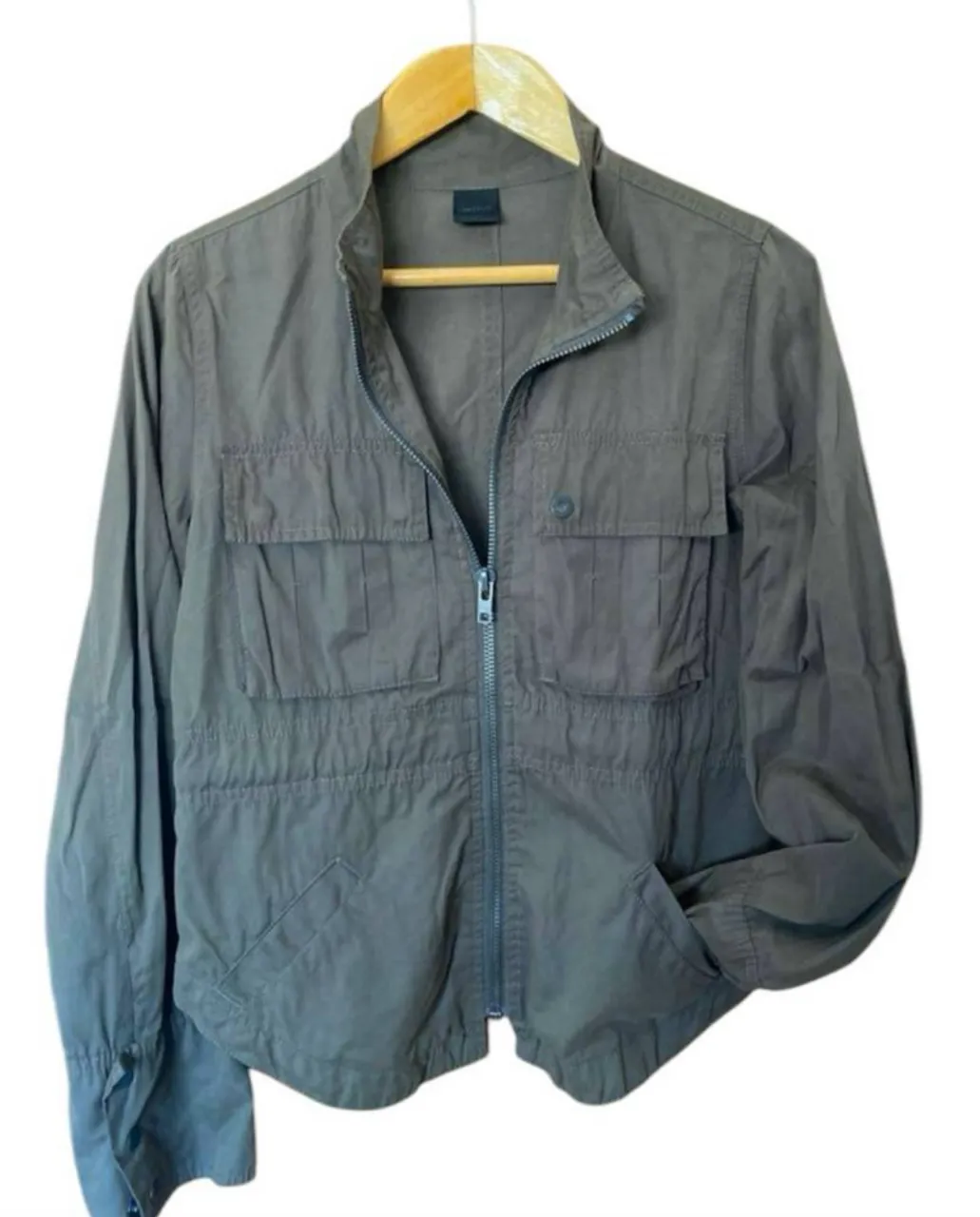 Campera bomber de mujer, color verde oliva, con cierre y bolsillos. Ideal para un look casual y cómodo. marca danesa Oxmo. la tela es como agamuzada. 