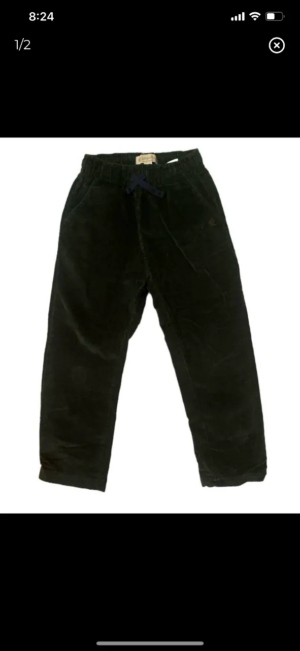 Pantalón de corderoy verde inglés oscuro, ideal para un look casual y cómodo. Con cintura elastizada y un bolsillo trasero, perfecto para el día a día.