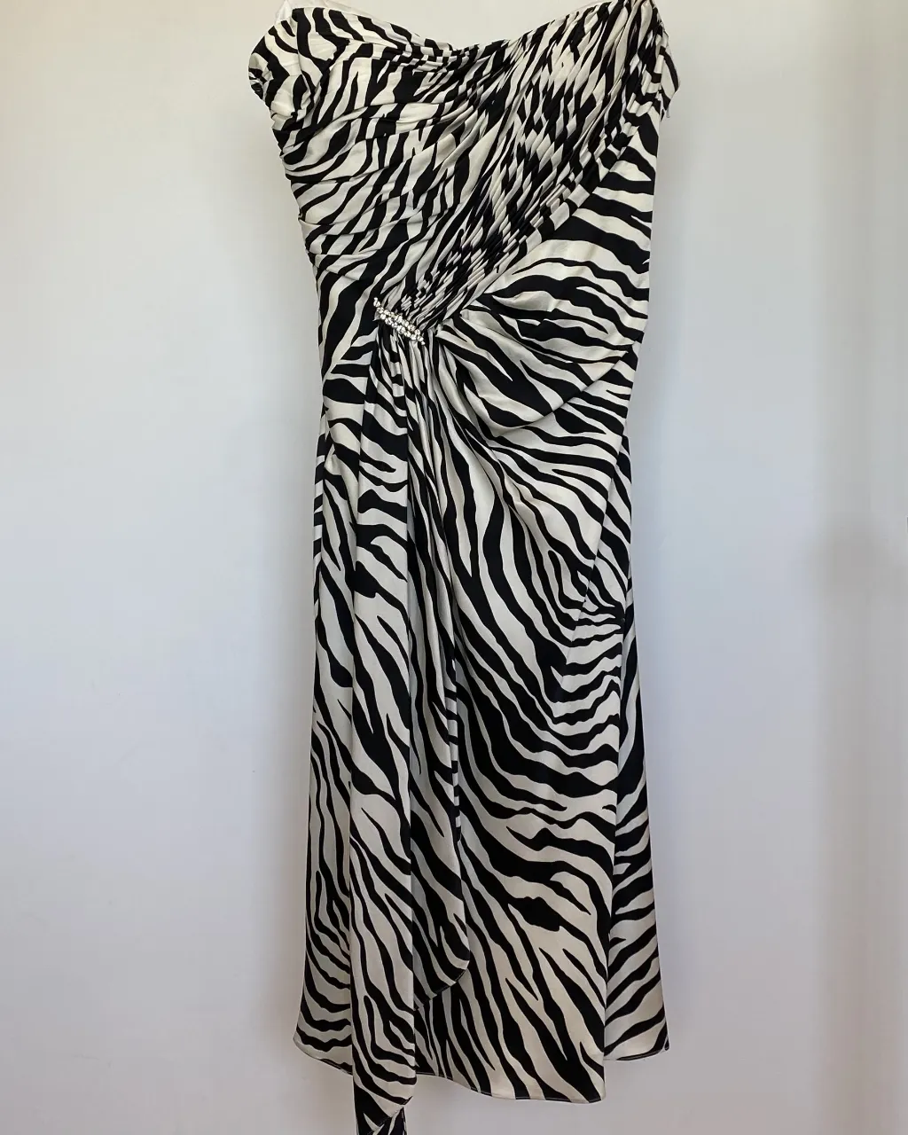 Vestido de fiesta importado de seda con estampado de cebra en blanco y negro. Diseño strapless con detalle de drapeado y aplique. Ideal para fiesta o evento especial. Axilas 44 cintura aprox 36, largo 95. Se usó sólo una vez y se mandó a la tintorería. 