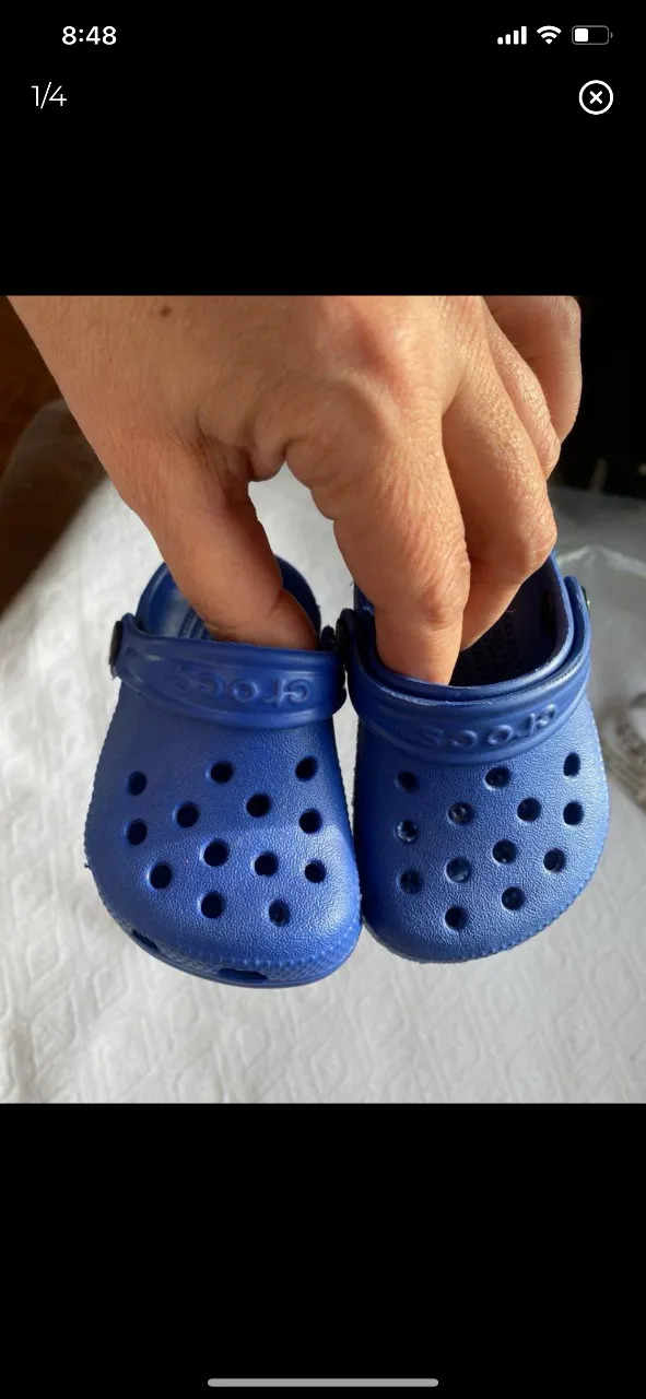 Zuecos Crocs azules de goma para niños, ideales para el verano. Cómodos y fáciles de limpiar, perfectos para la playa o el uso diario.divinos! plantilla 12.
