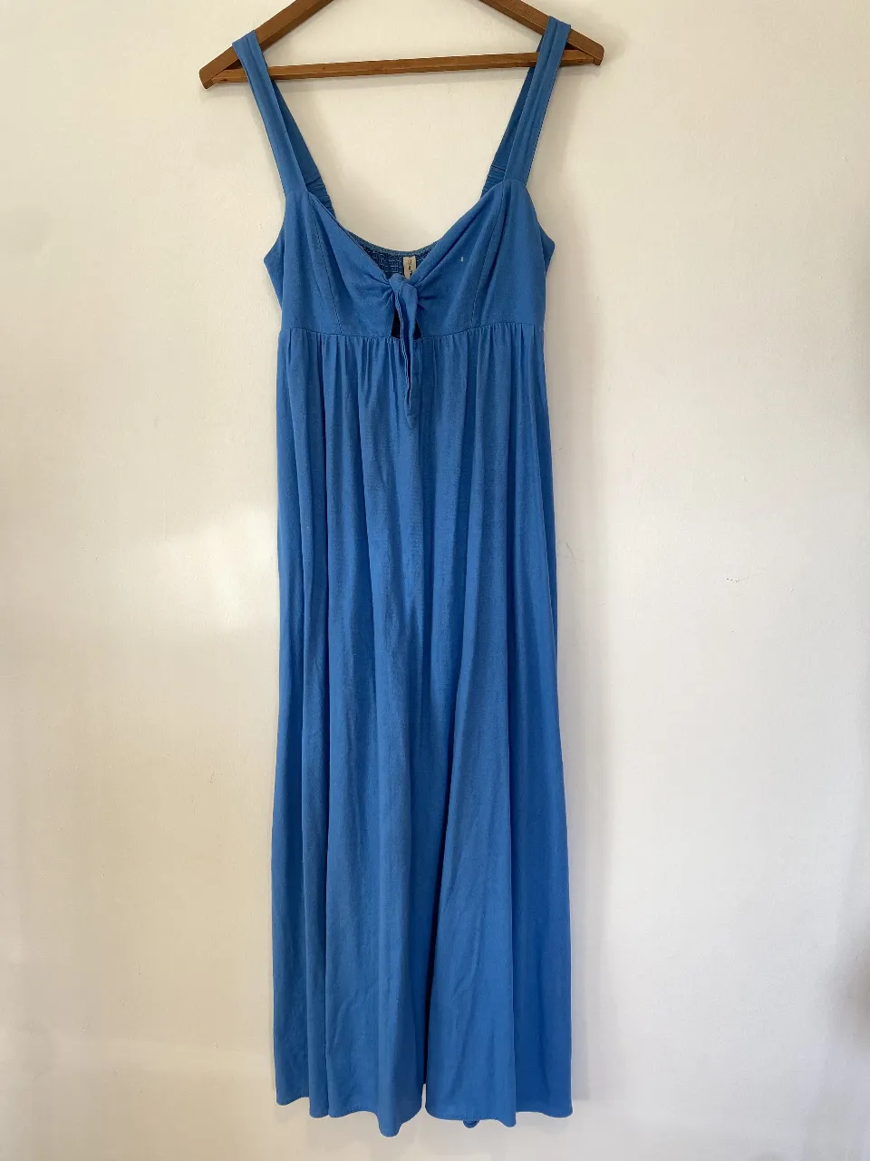 Vestido largo de mujer en color azul, con tirantes anchos y detalle de lazo en el busto. Ideal para un look fresco y cómodo. Y se sumen las partes que tiene desteñido (Por eso el precio) 