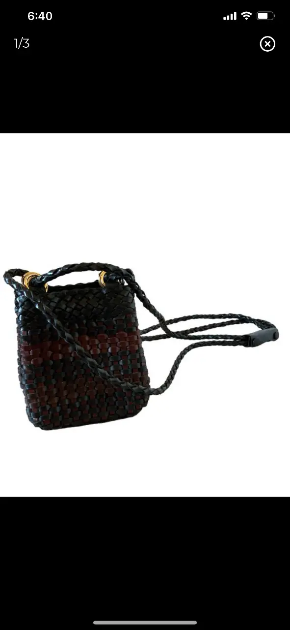 Cartera bandolera artesanal de cuero trenzado, ideal para un look bohemio y casual. Diseño único con detalles en dorado y un interior funcional. Perfecta para llevar lo esencial con estilo. 15x13 correa 100cm
