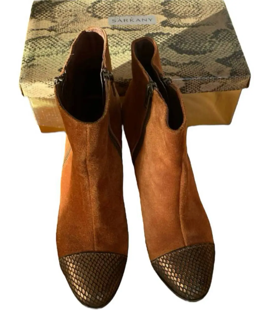 Botines de gamuza color marrón con puntera de diseño reptil. Cierre lateral con cremallera. Me las vendieron hace mucho tiempo como 39 pero hay una que es 39 y la otra es 40. taco 10cm