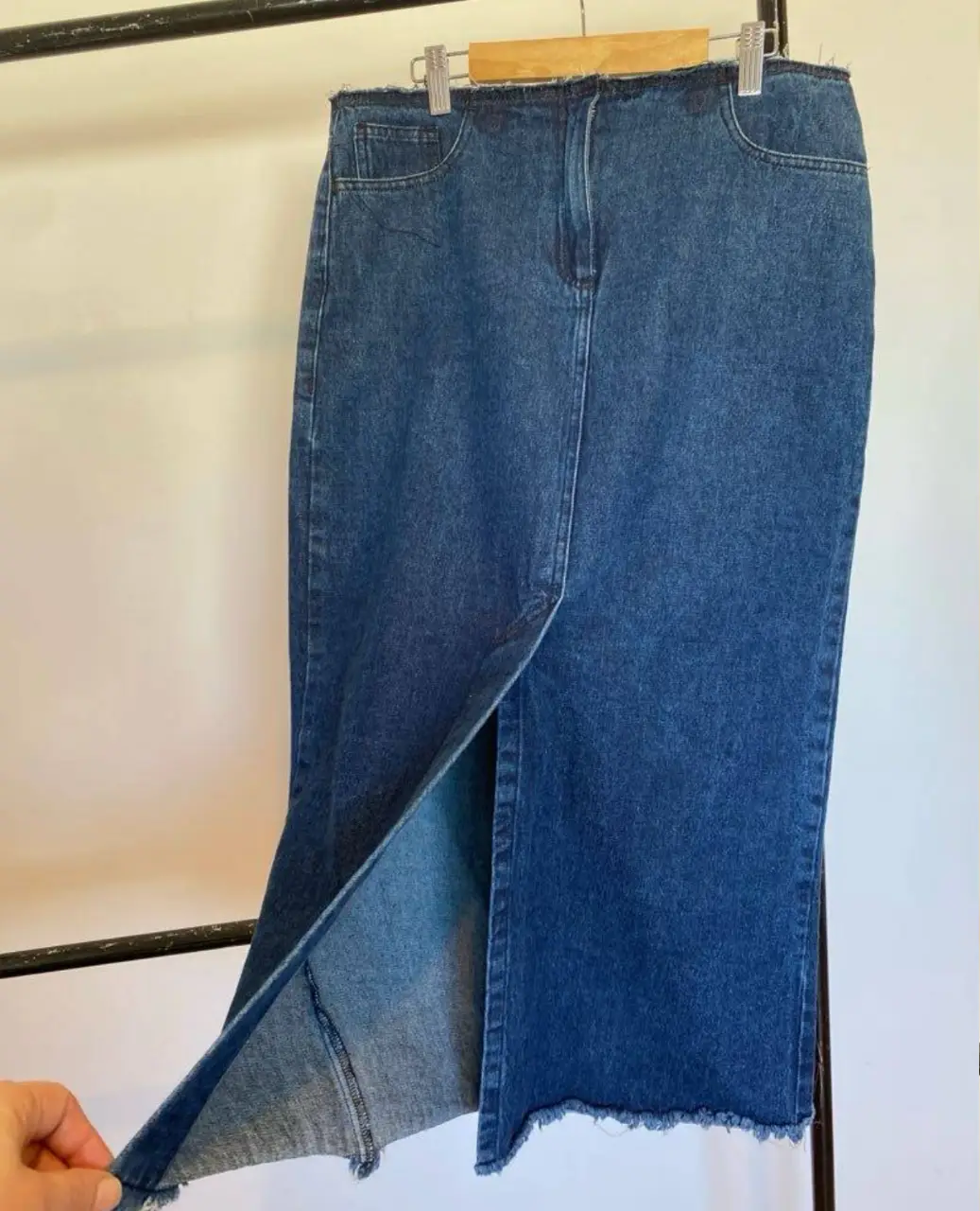 Pollera larga de jean azul con abertura frontal y detalle de flecos en el borde inferior. Talle 30, ideal para un look casual y moderno. cintura 41,cadera aprox 50, largo 81