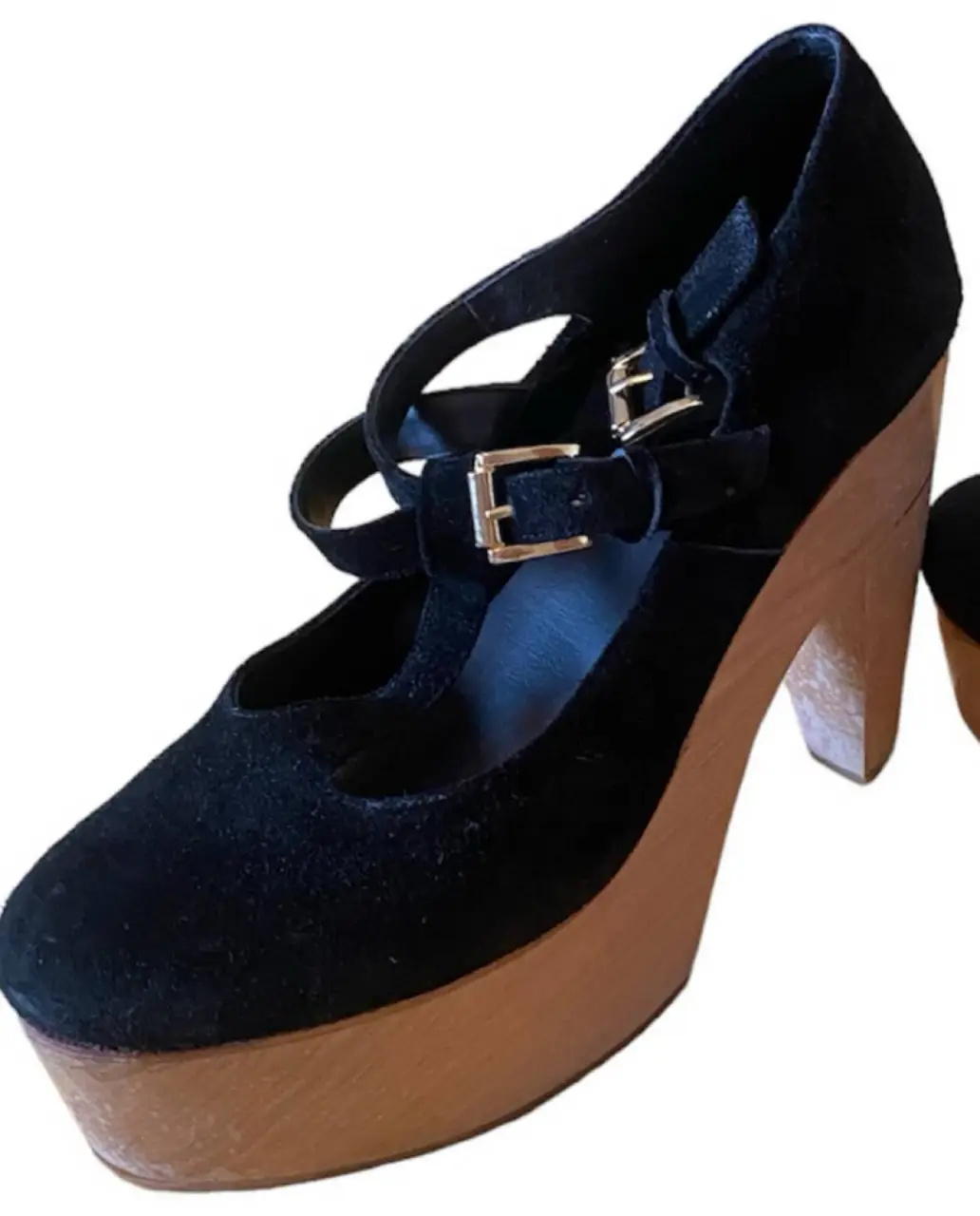 Zapatos de taco alto con plataforma de madera y detalles de hebillas doradas. Estilo Mary Jane, ideales para un look elegante y sofisticado.
