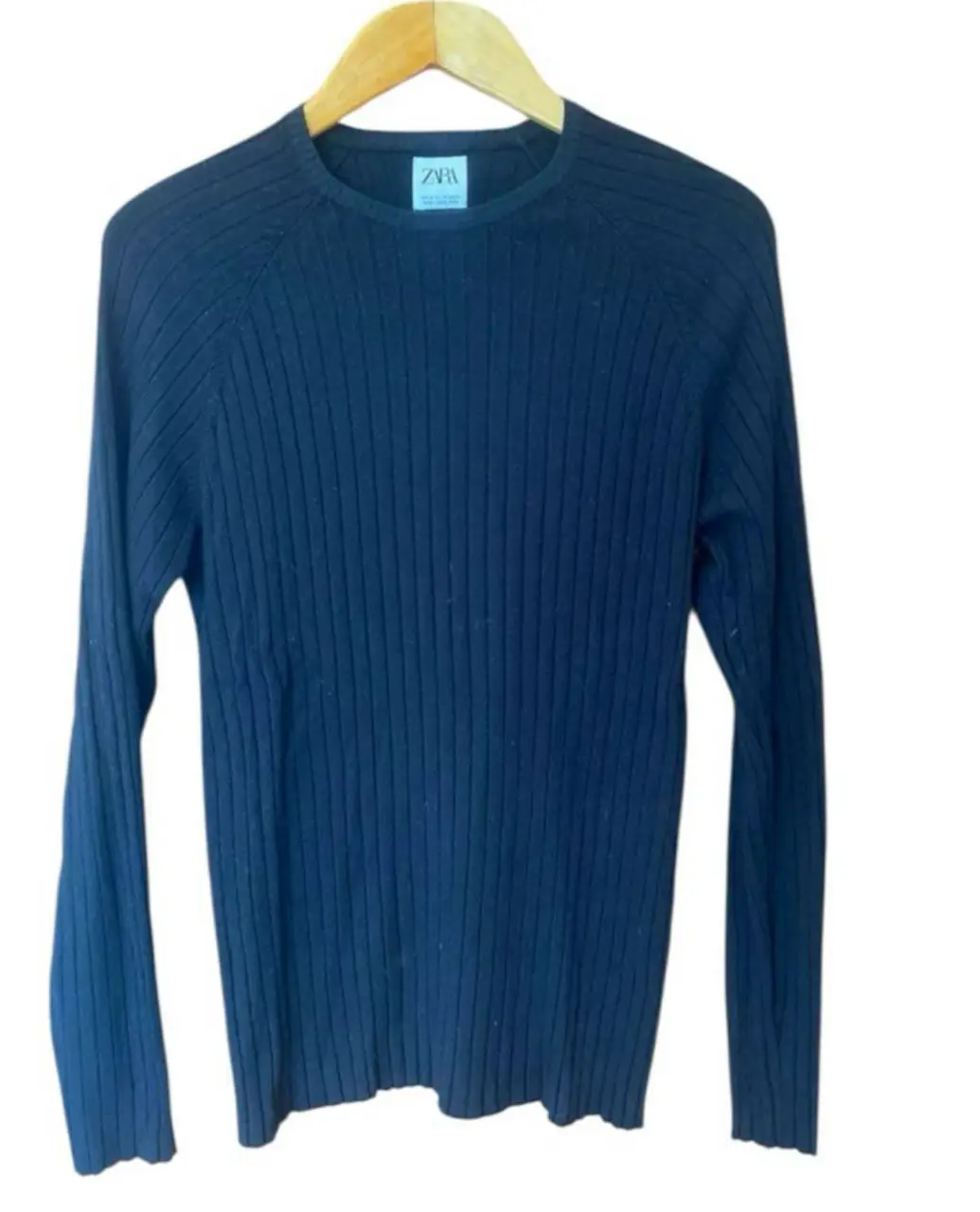 Sweater de punto acanalado de la marca Zara, color negro, con cuello redondo y mangas largas. Ideal para un look casual y versátil. mangas ranglan axilas 44 largo 70