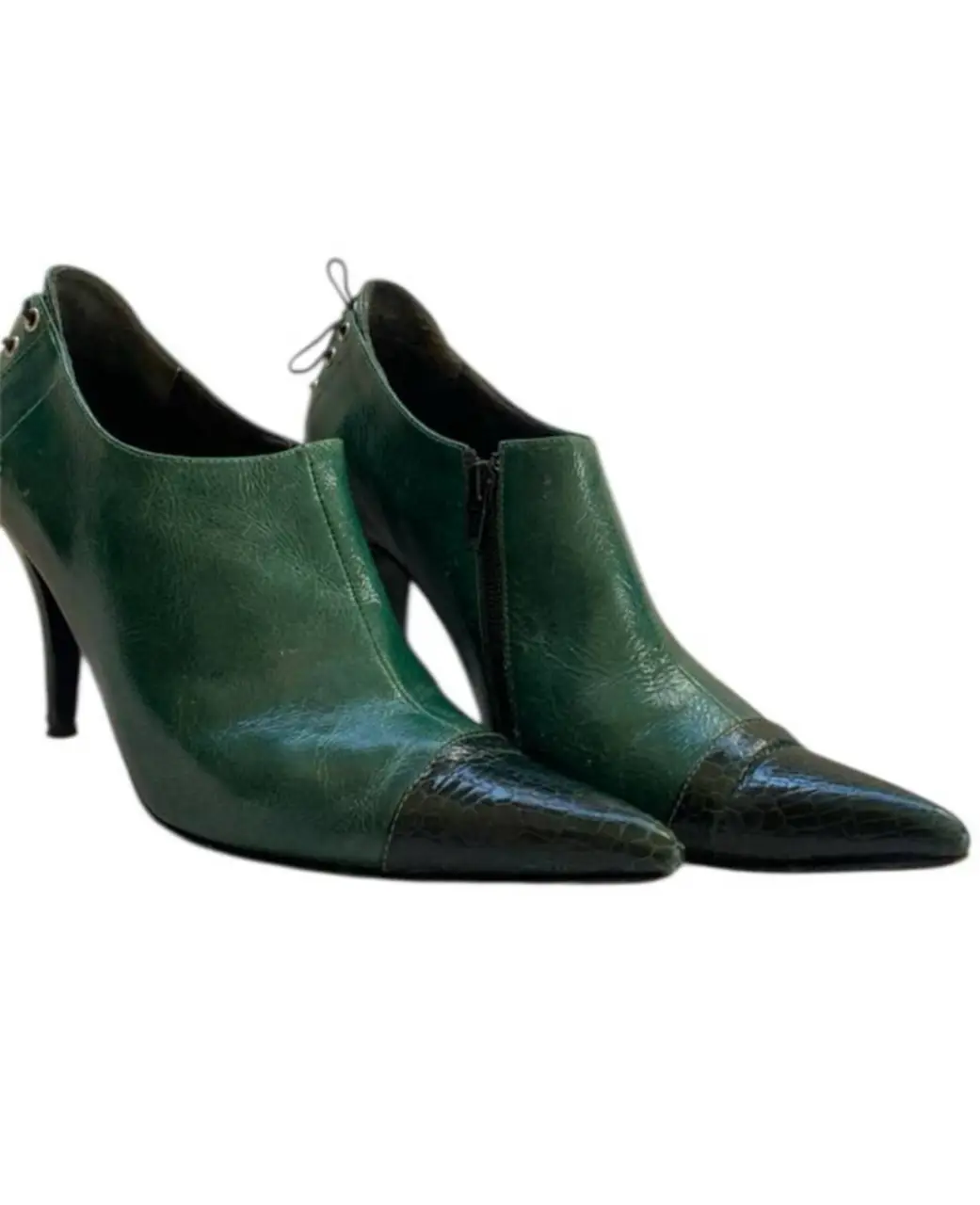 Botines de cuero verde con puntera negra y taco fino. Detalles de cordones en la parte trasera y cierre lateral. Marca Britz. taco 10cm