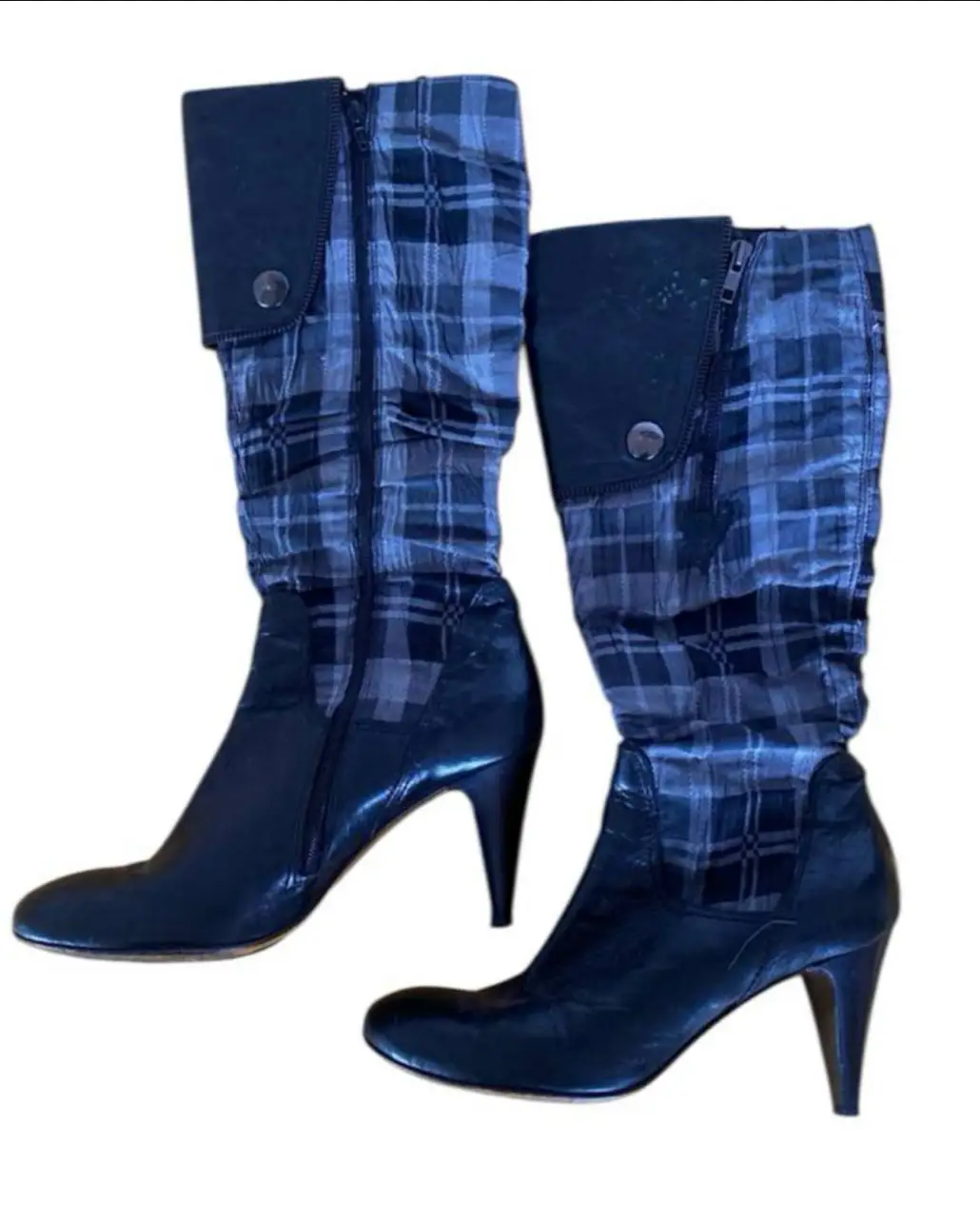 Botas de caña alta de cuero negro con detalles en tela escocesa gris y negra. 100% vero cuero italiano talle 40 europeo. compradas en el corte inglés de Barcelona. se ve el culpable de las marcas en una de las fotos
