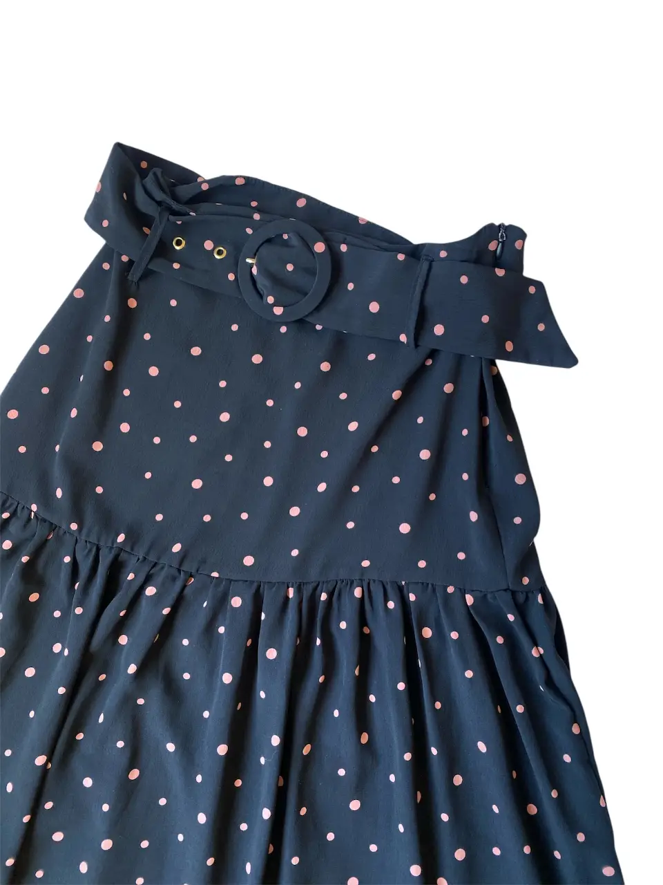 Pollera larga de mujer, con estampado de lunares rosas sobre fondo azul. Incluye cinturón con hebilla circular y detalles dorados. Ideal para un look elegante y moderno. Cintura 31, largo 83