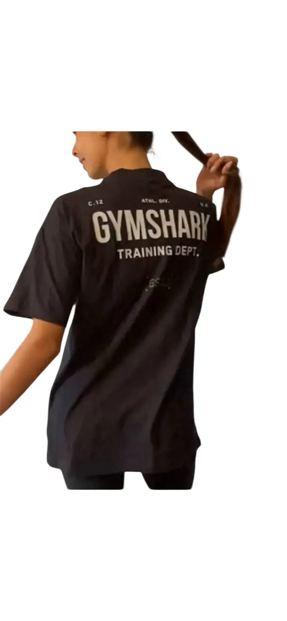 Remera Gymshark negra de entrenamiento. Con logo estampado en la espalda y cuello redondo. Ideal para entrenar. hombros 56, axila 58, largo 73