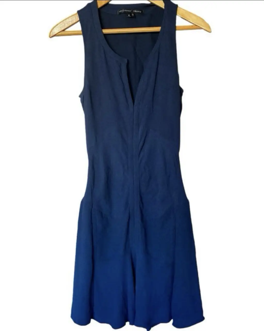 Vestido midi azul marino de Theyskens' Theory, con escote en V y bolsillos laterales. Ideal para un look elegante y sofisticado. 88% seda. cintura 35-47, axilas 37-48, largo 92